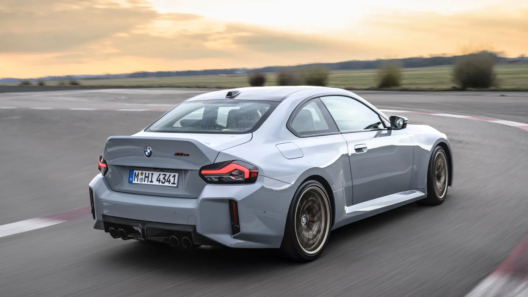 BMW M2 CS 2026 – Vrnitev čistokrvnega bavarskega divjaka z račjim repom