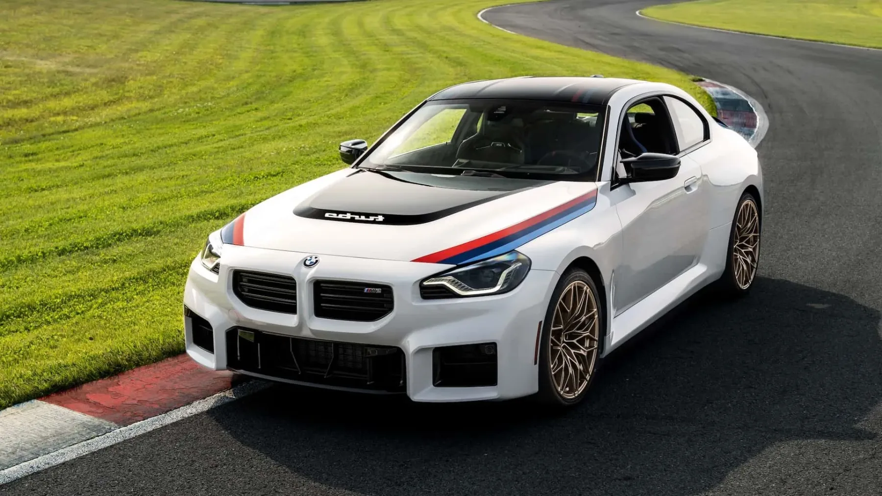 BMW M2 Turbo Design Edition (2026) — Retro-šarm in moderna zmogljivost