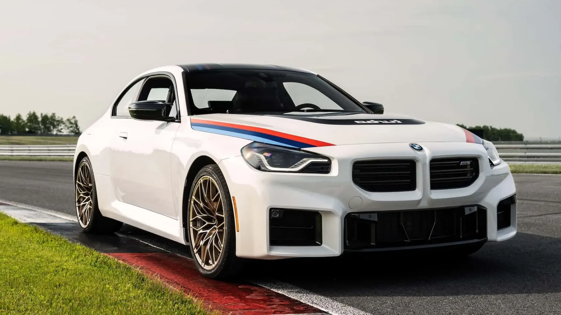 BMW M2 Turbo Design Edition (2026) — Retro-šarm in moderna zmogljivost