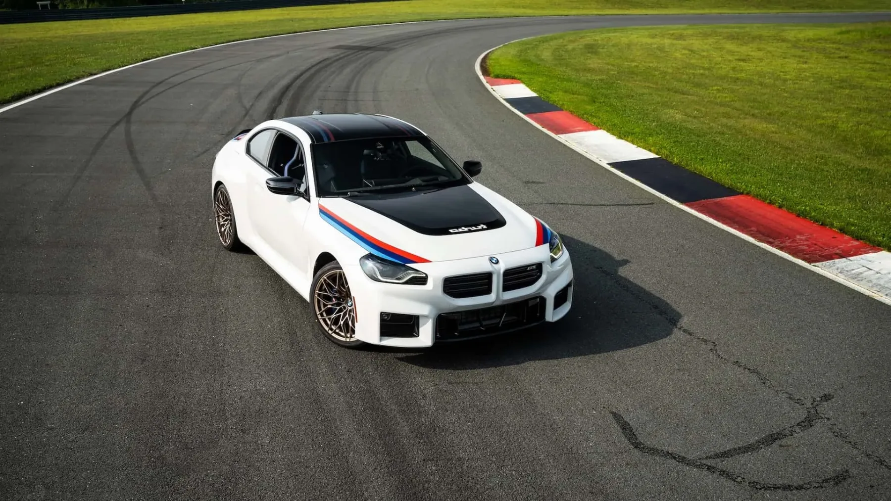 BMW M2 Turbo Design Edition (2026) — Retro-šarm in moderna zmogljivost