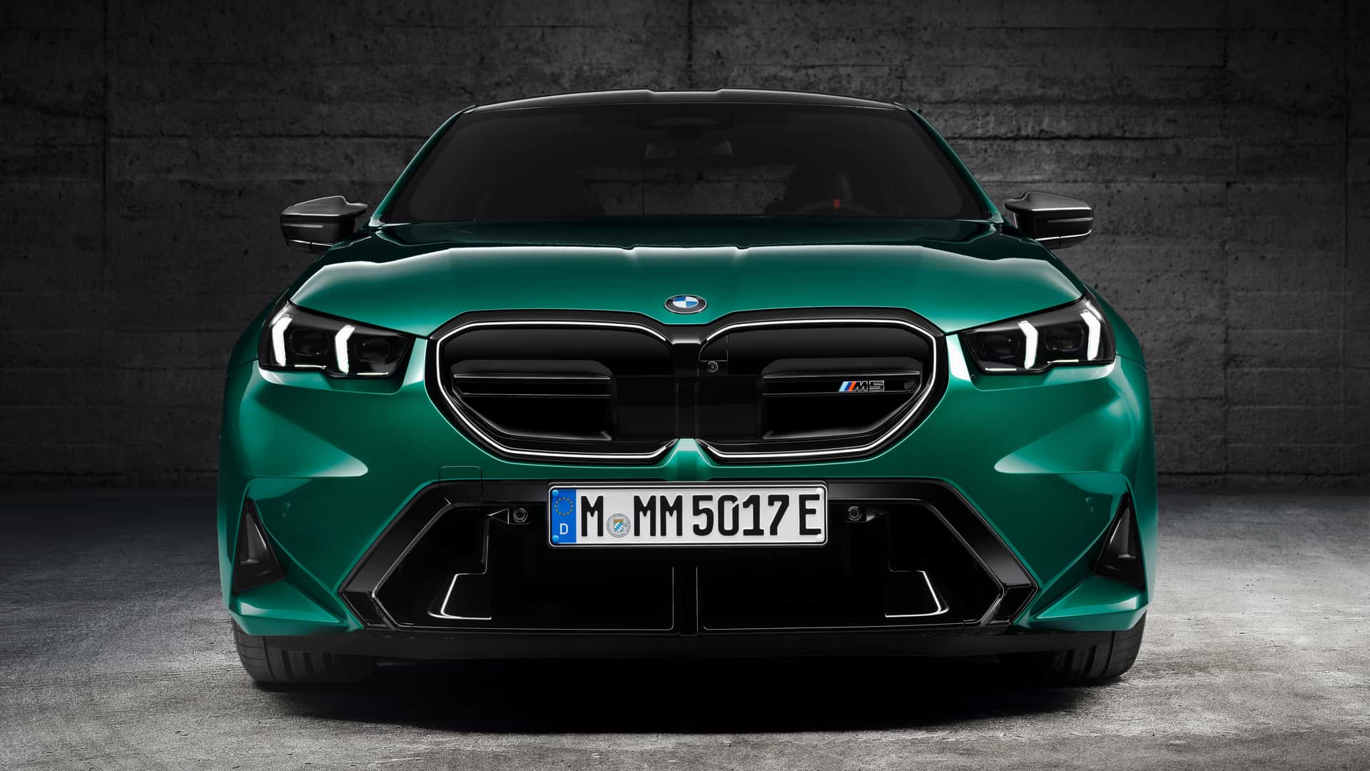 BMW M5 2025: hibrid s težko zadnjico