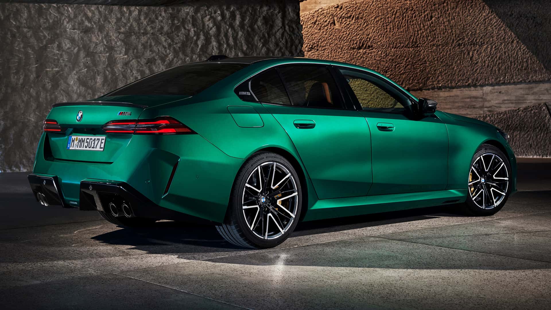 BMW M5 2025: hibrid s težko zadnjico