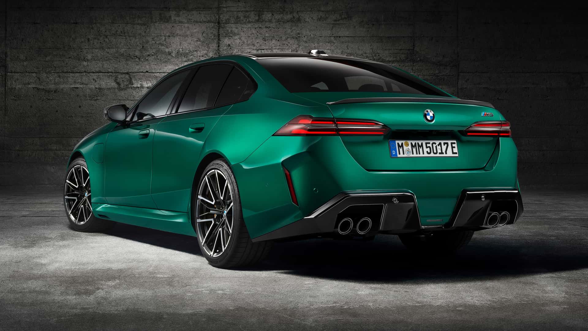 BMW M5 2025: hibrid s težko zadnjico