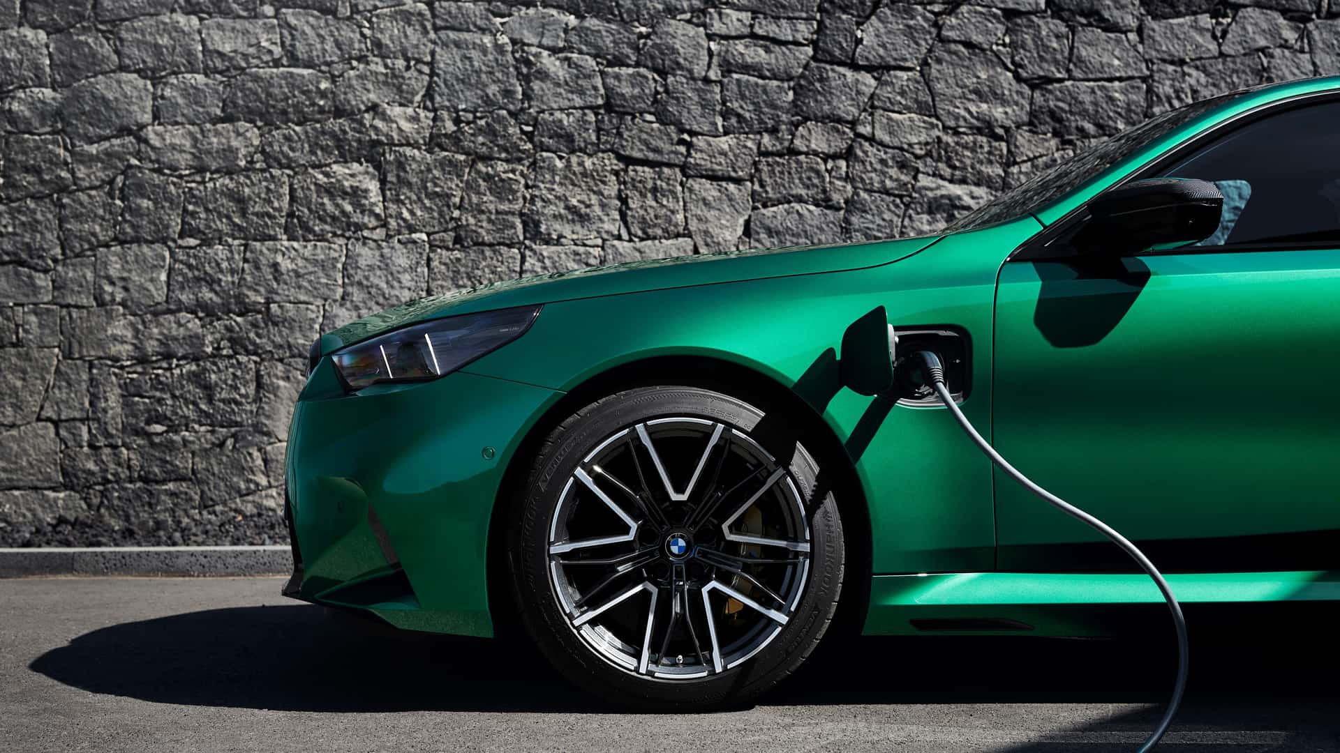 BMW M5 2025: hibrid s težko zadnjico