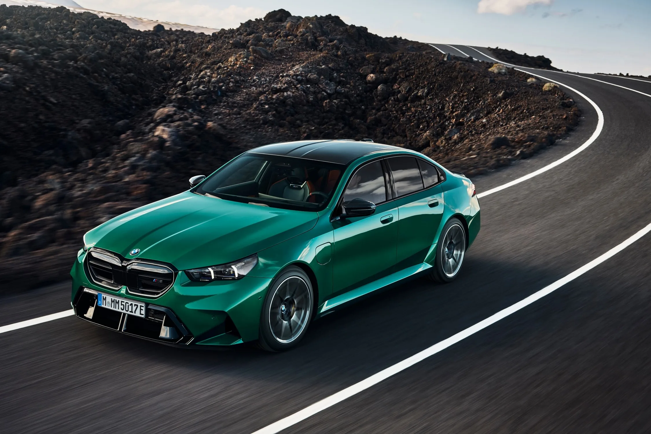 BMW M5 2025: hibrid s težko zadnjico