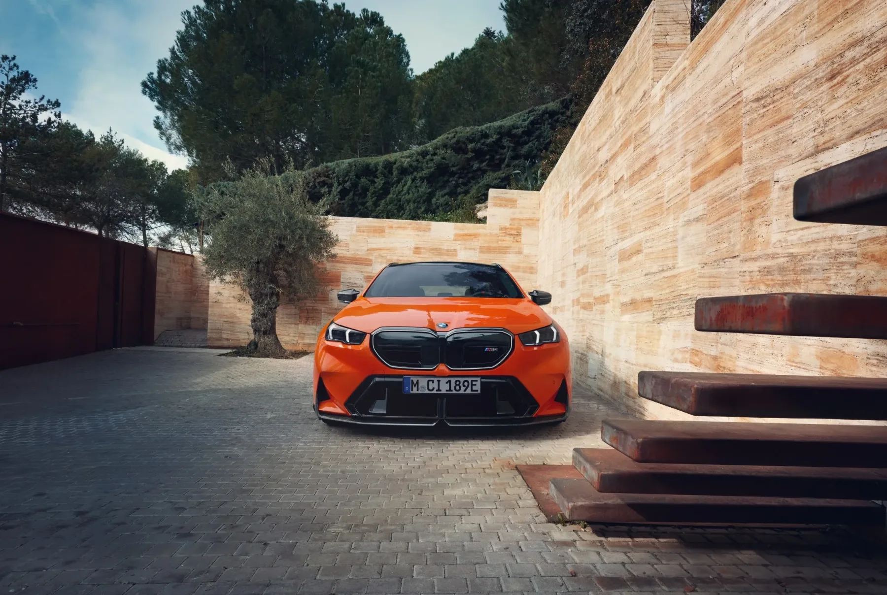 BMW M5 Touring: sinergija moči in elegance z M Performance dodatki