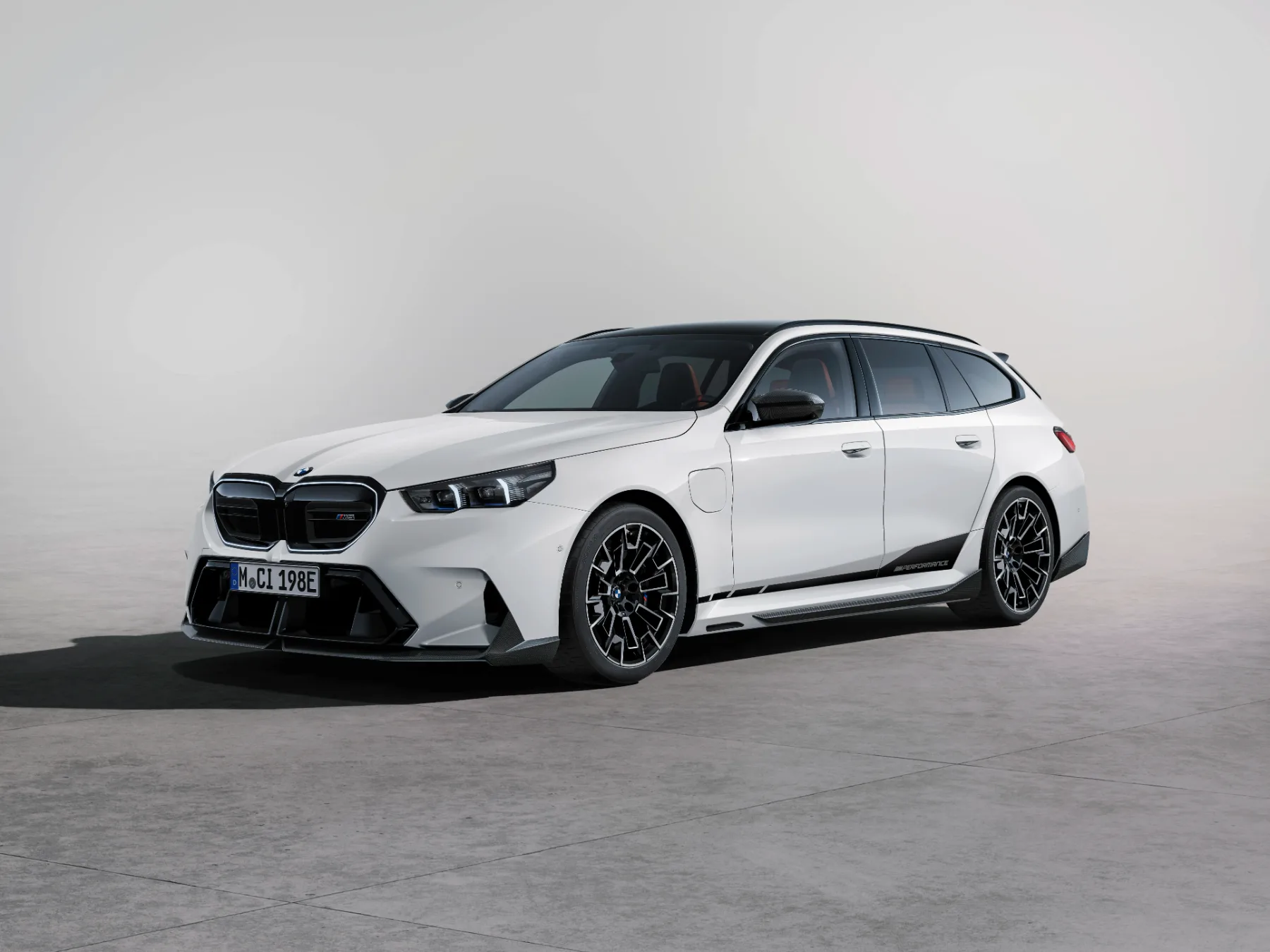 BMW M5 Touring: sinergija moči in elegance z M Performance dodatki