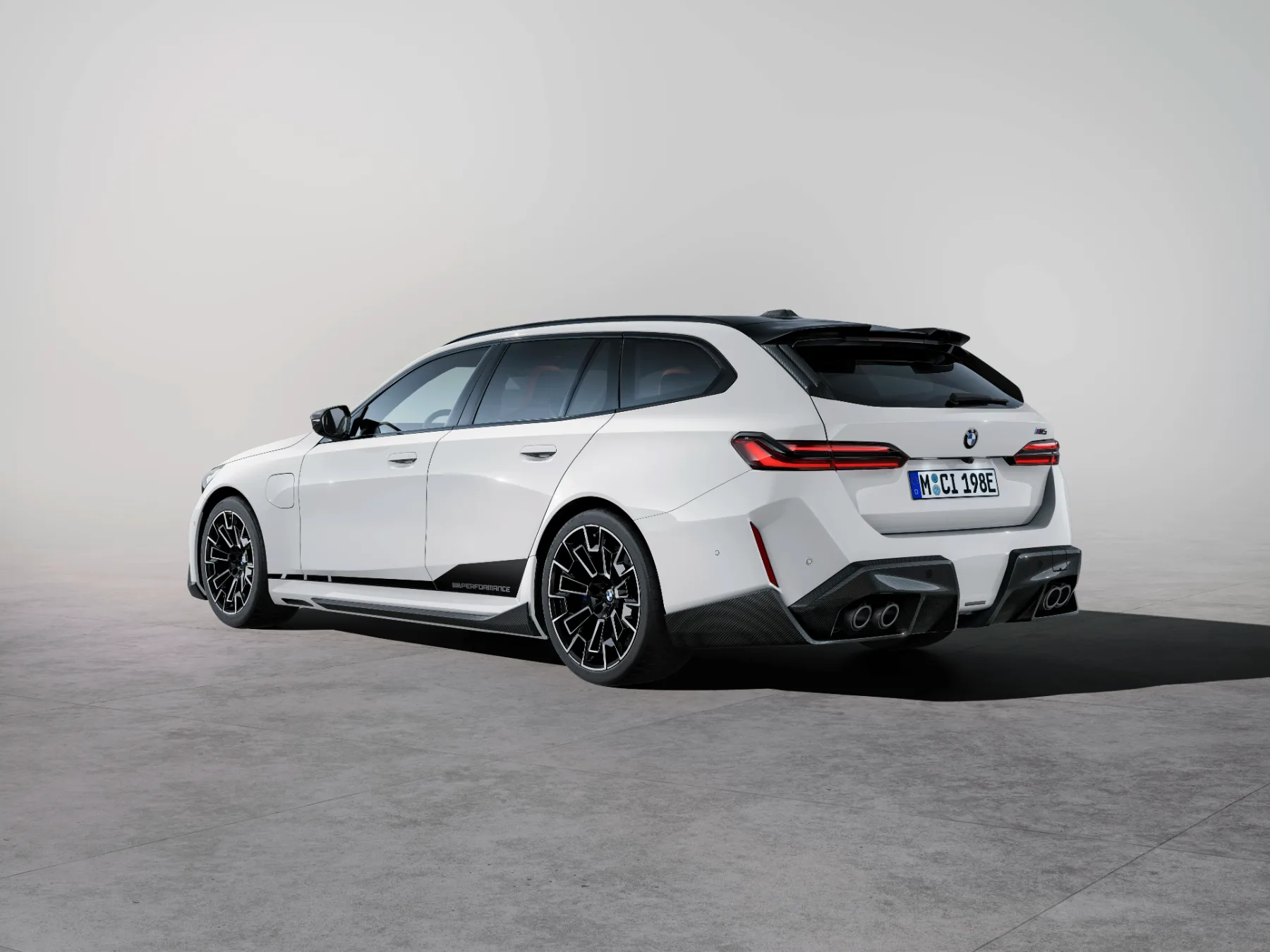 BMW M5 Touring: sinergija moči in elegance z M Performance dodatki