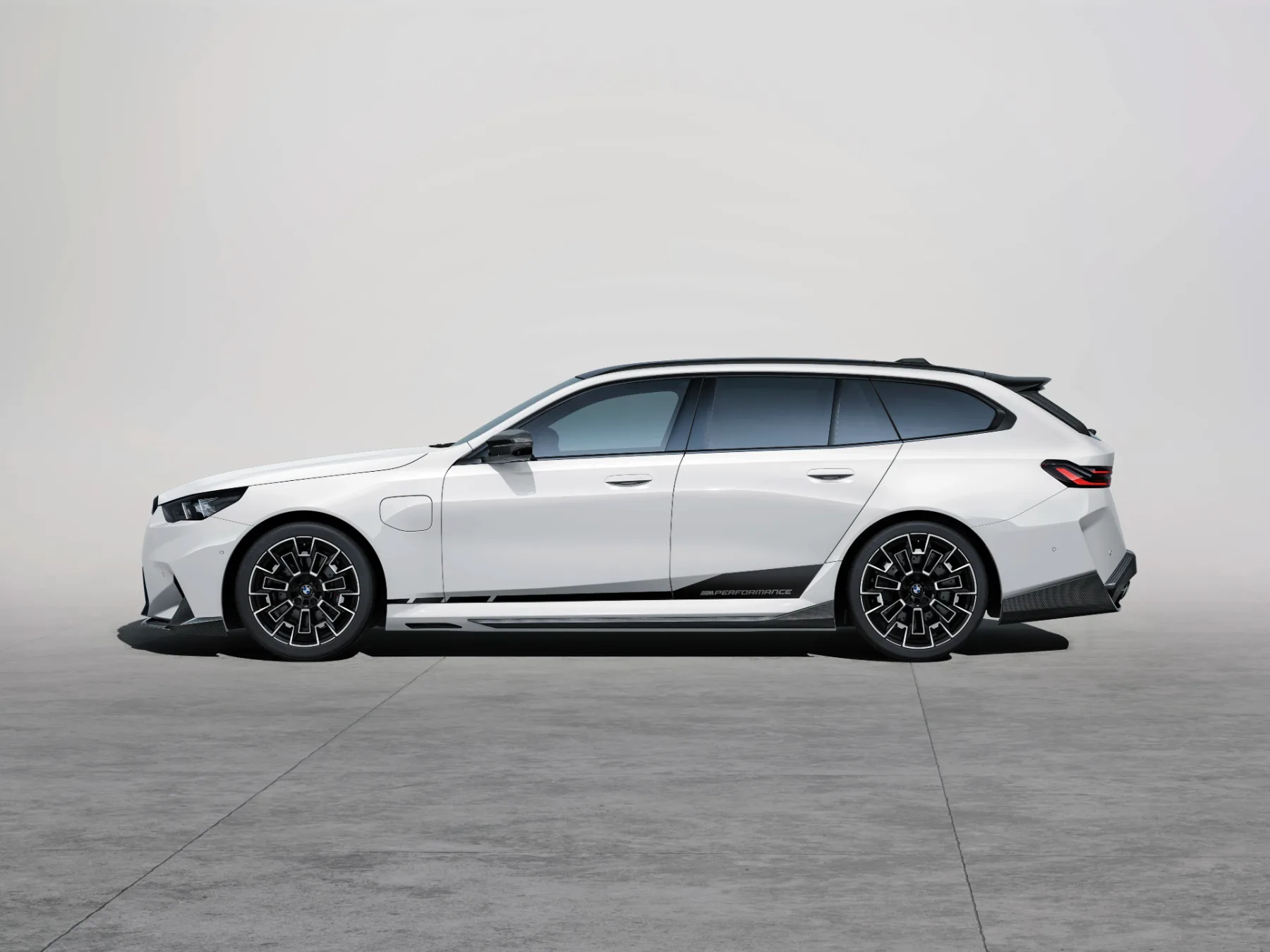 BMW M5 Touring: sinergija moči in elegance z M Performance dodatki