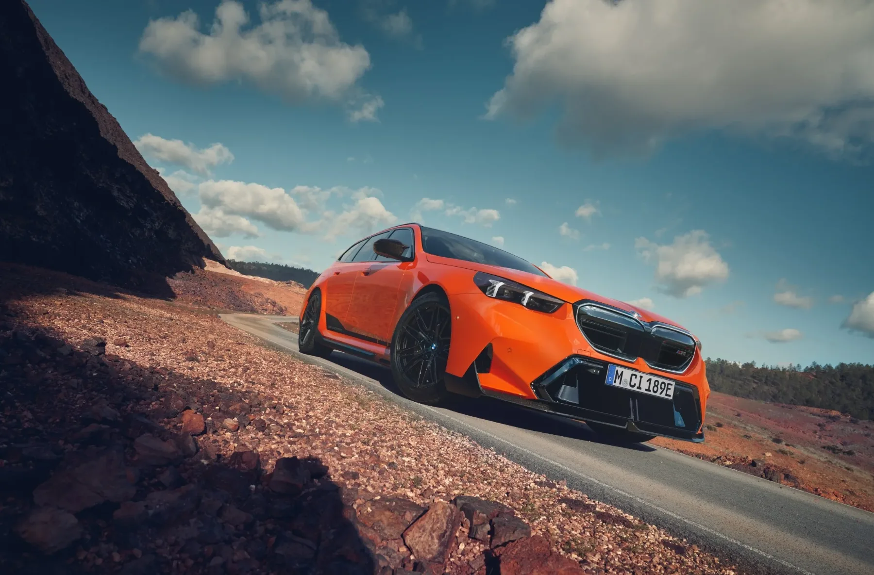 BMW M5 Touring: sinergija moči in elegance z M Performance dodatki