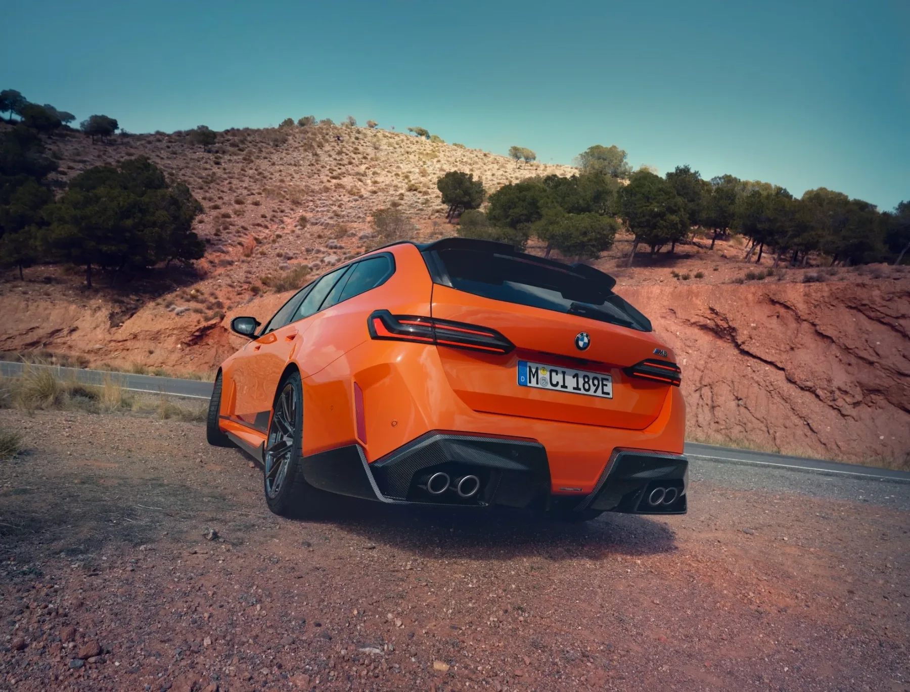 BMW M5 Touring: sinergija moči in elegance z M Performance dodatki