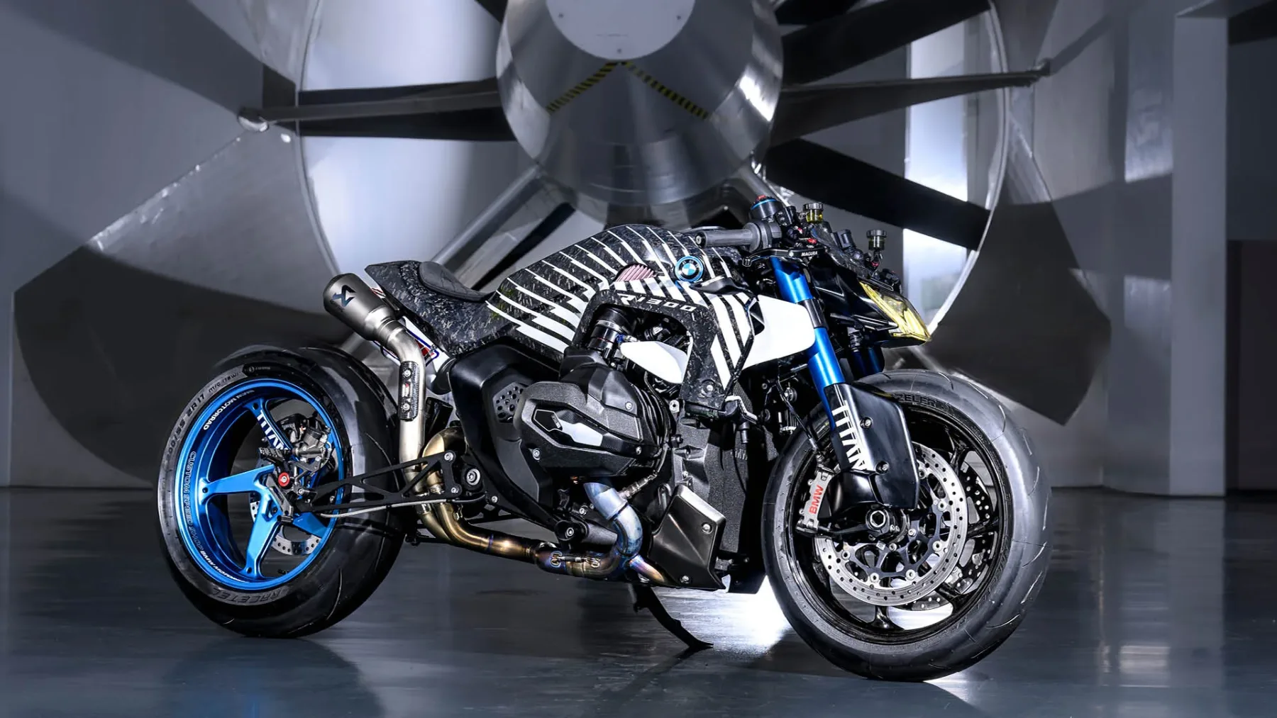 BMW R 1300 R TITAN – Ko Bavarci izpustijo nitro in razum ostane zadaj