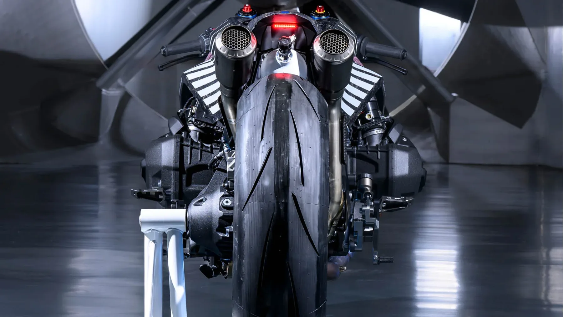 BMW R 1300 R TITAN – Ko Bavarci izpustijo nitro in razum ostane zadaj