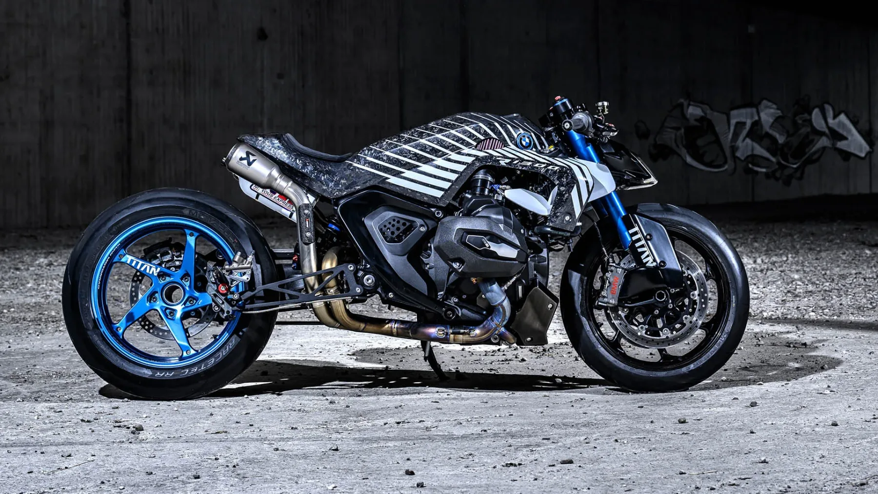 BMW R 1300 R TITAN – Ko Bavarci izpustijo nitro in razum ostane zadaj