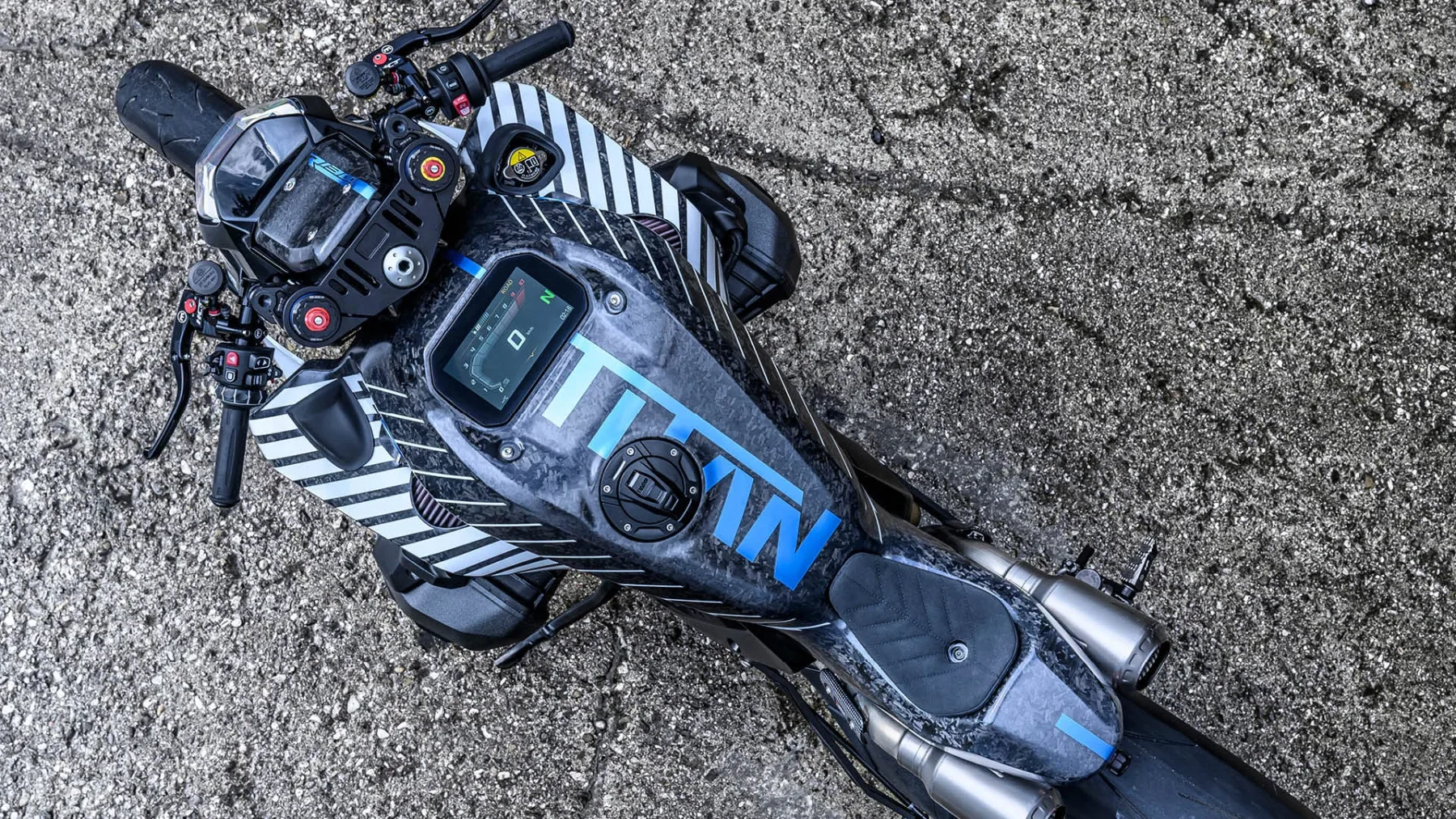 BMW R 1300 R TITAN – Ko Bavarci izpustijo nitro in razum ostane zadaj