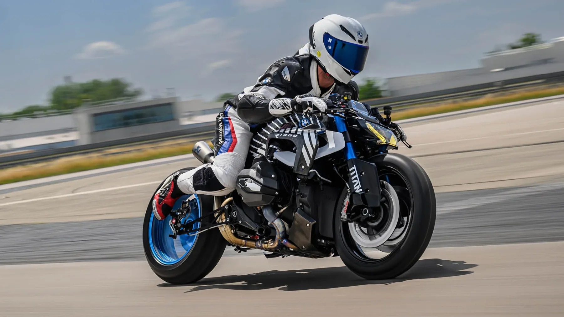 BMW R 1300 R TITAN – Ko Bavarci izpustijo nitro in razum ostane zadaj
