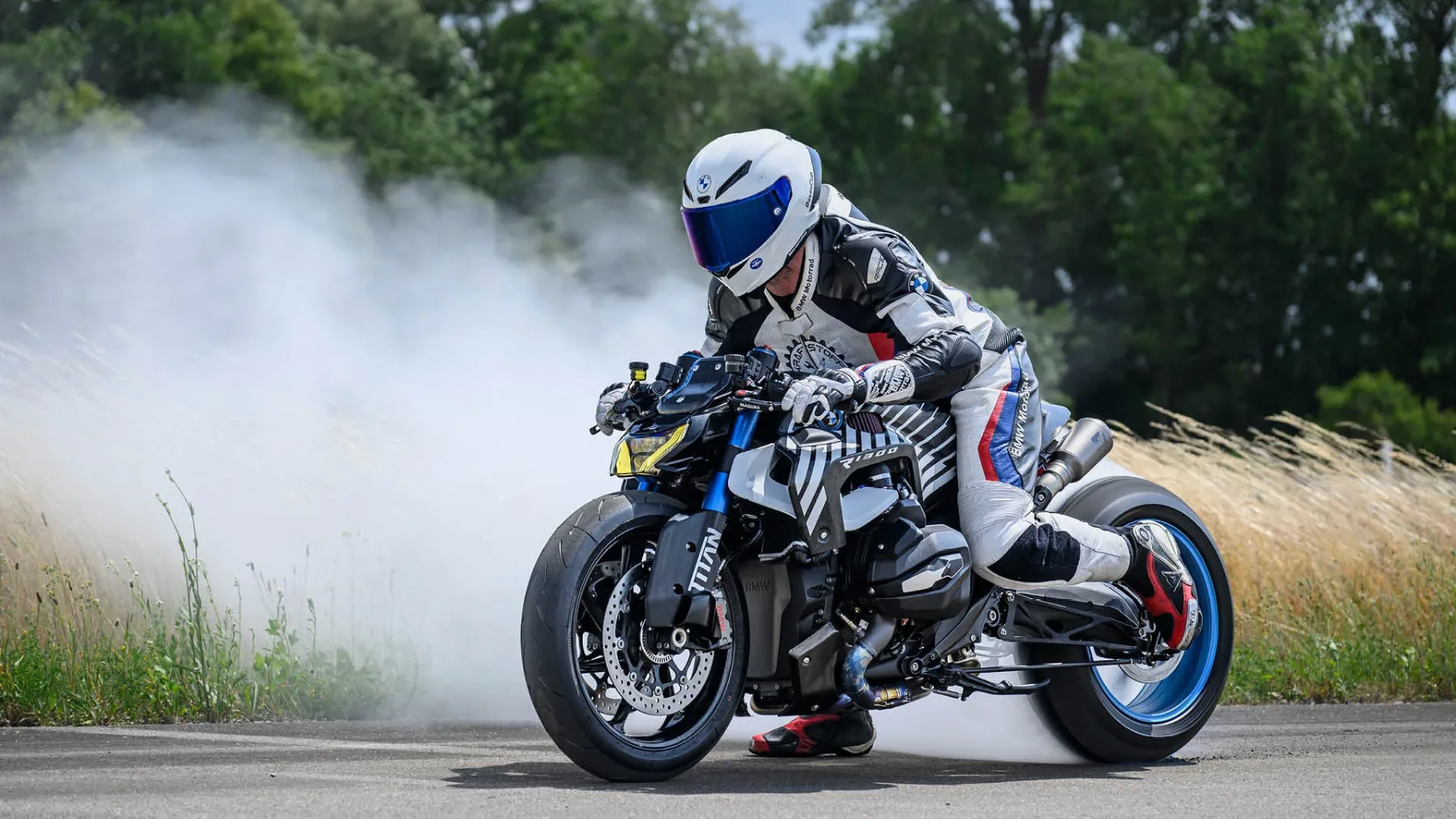 BMW R 1300 R TITAN – Ko Bavarci izpustijo nitro in razum ostane zadaj