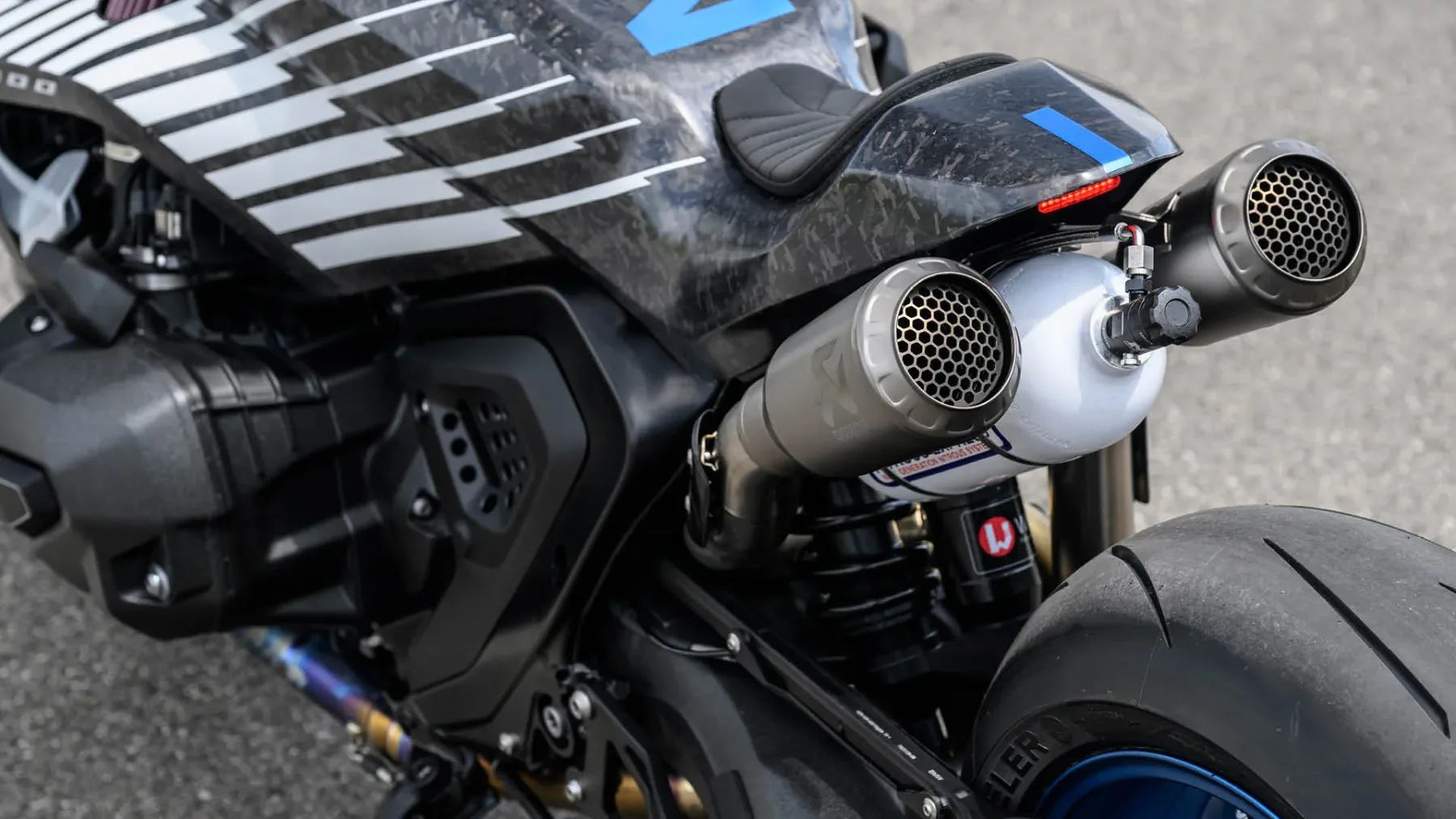 BMW R 1300 R TITAN – Ko Bavarci izpustijo nitro in razum ostane zadaj