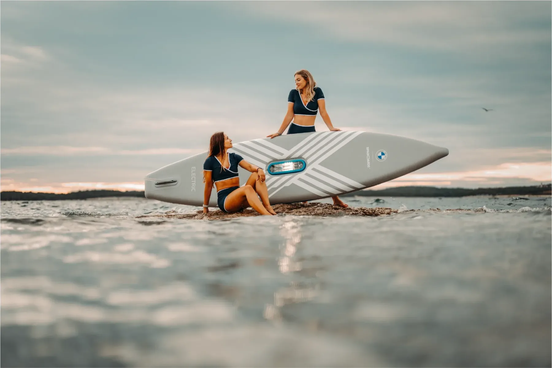 BMW x SipaBoards Electric SUP: Ko BMW-jev Neue Klasse zaplava po valovih