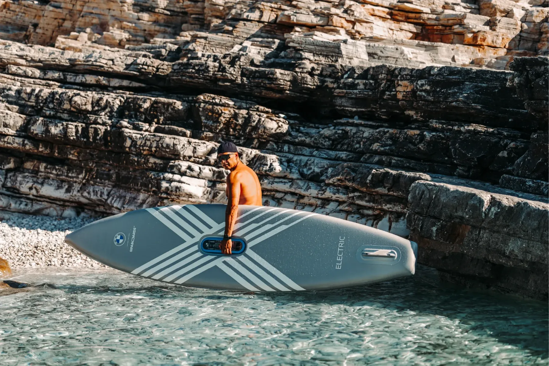 BMW x SipaBoards Electric SUP: Ko BMW-jev Neue Klasse zaplava po valovih