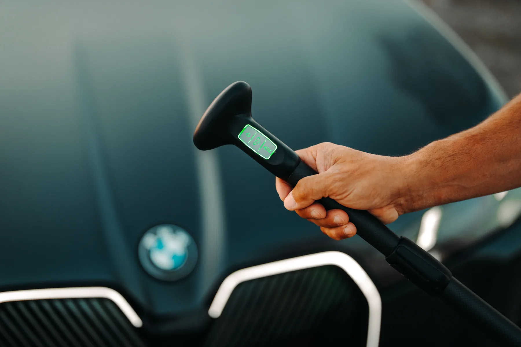 BMW x SipaBoards Electric SUP: Ko BMW-jev Neue Klasse zaplava po valovih