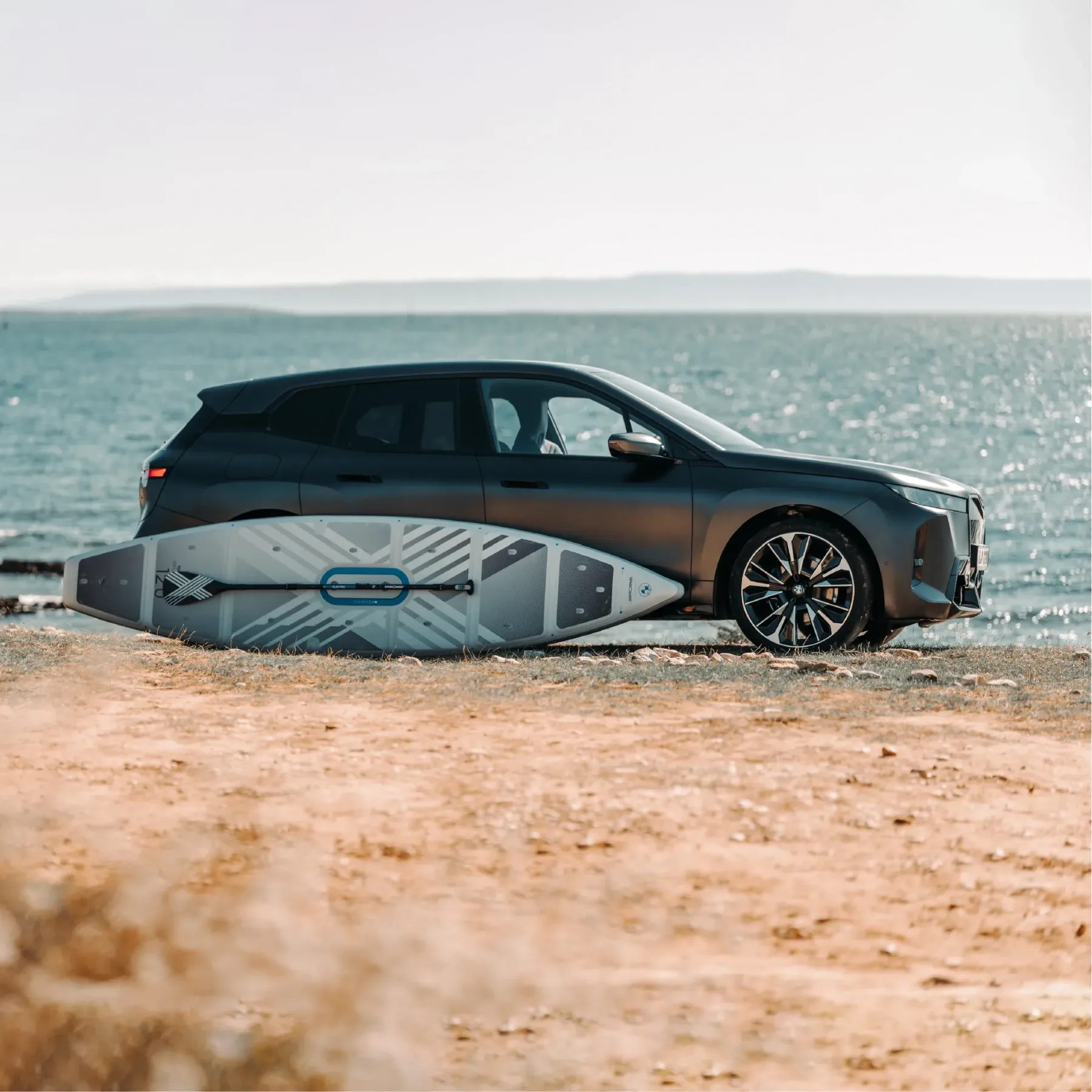 BMW x SipaBoards Electric SUP: Ko BMW-jev Neue Klasse zaplava po valovih