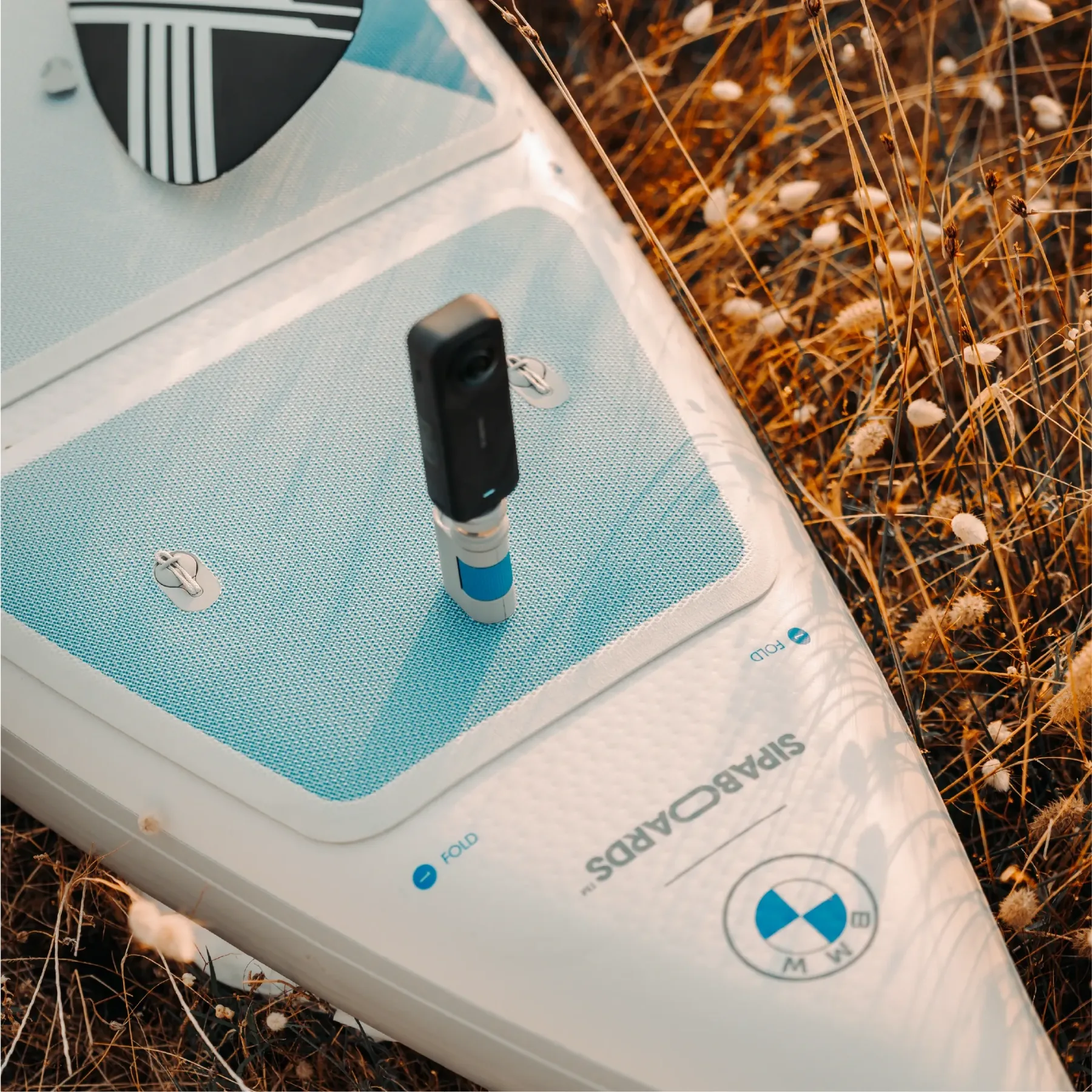 BMW x SipaBoards Electric SUP: Ko BMW-jev Neue Klasse zaplava po valovih