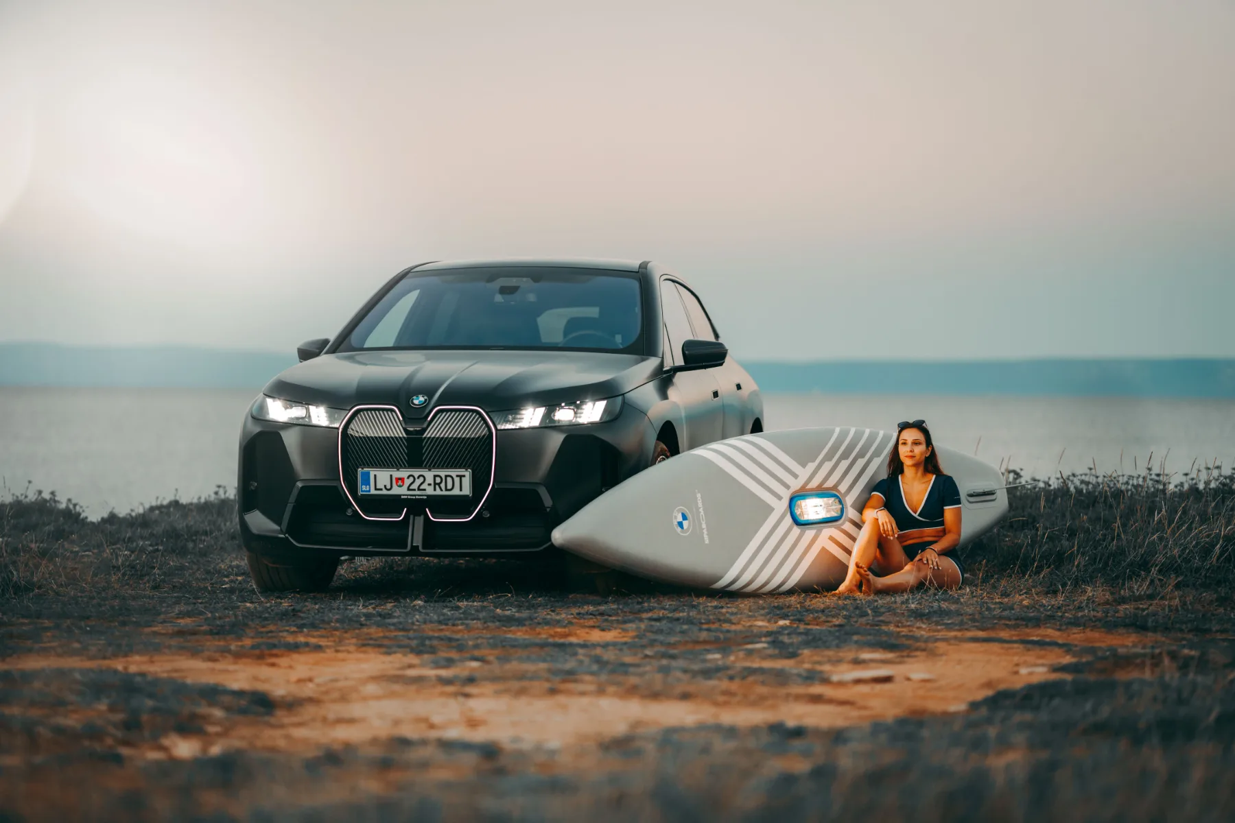 BMW x SipaBoards Electric SUP: Ko BMW-jev Neue Klasse zaplava po valovih