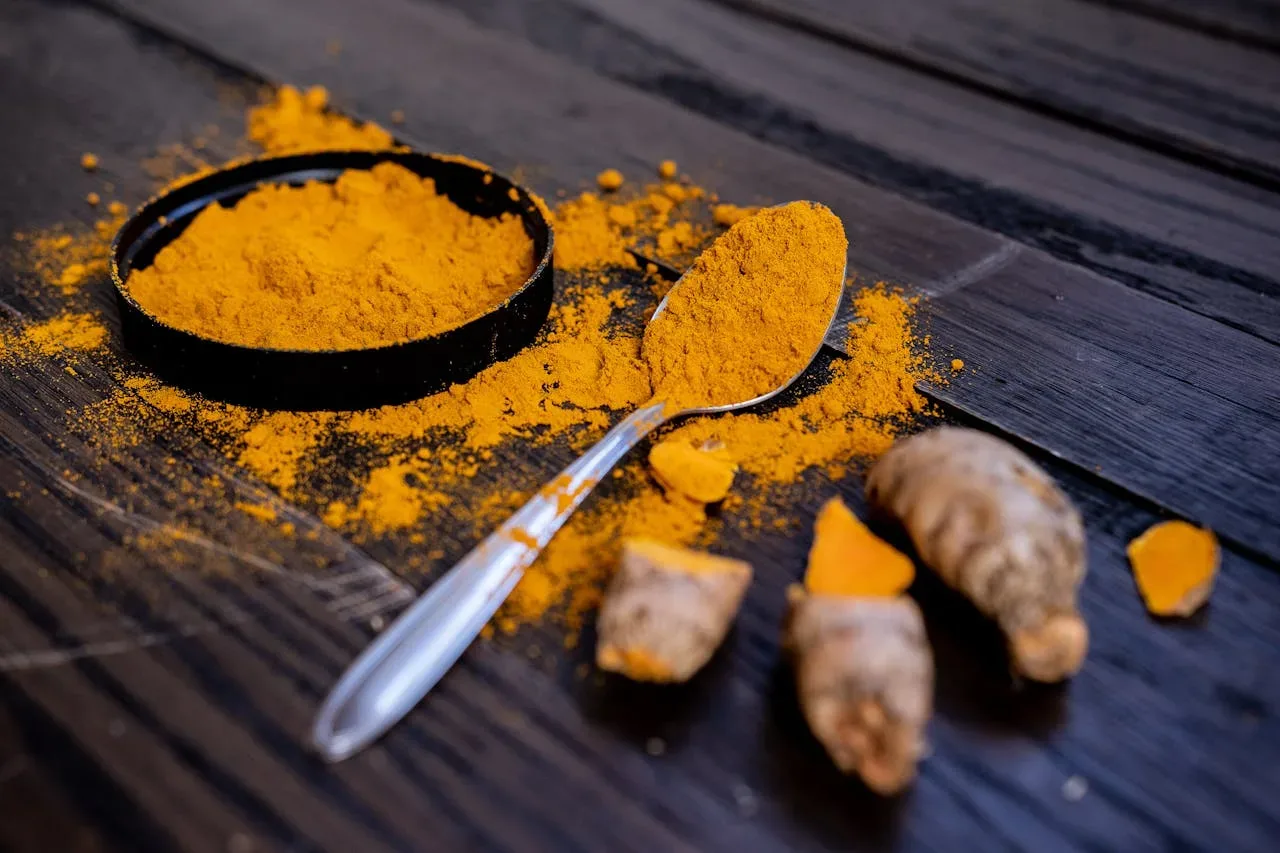 Bolj beli zobje brez dragih tretmajev: domača pasta iz 3 sestavin po tradicionalni indijski metodi