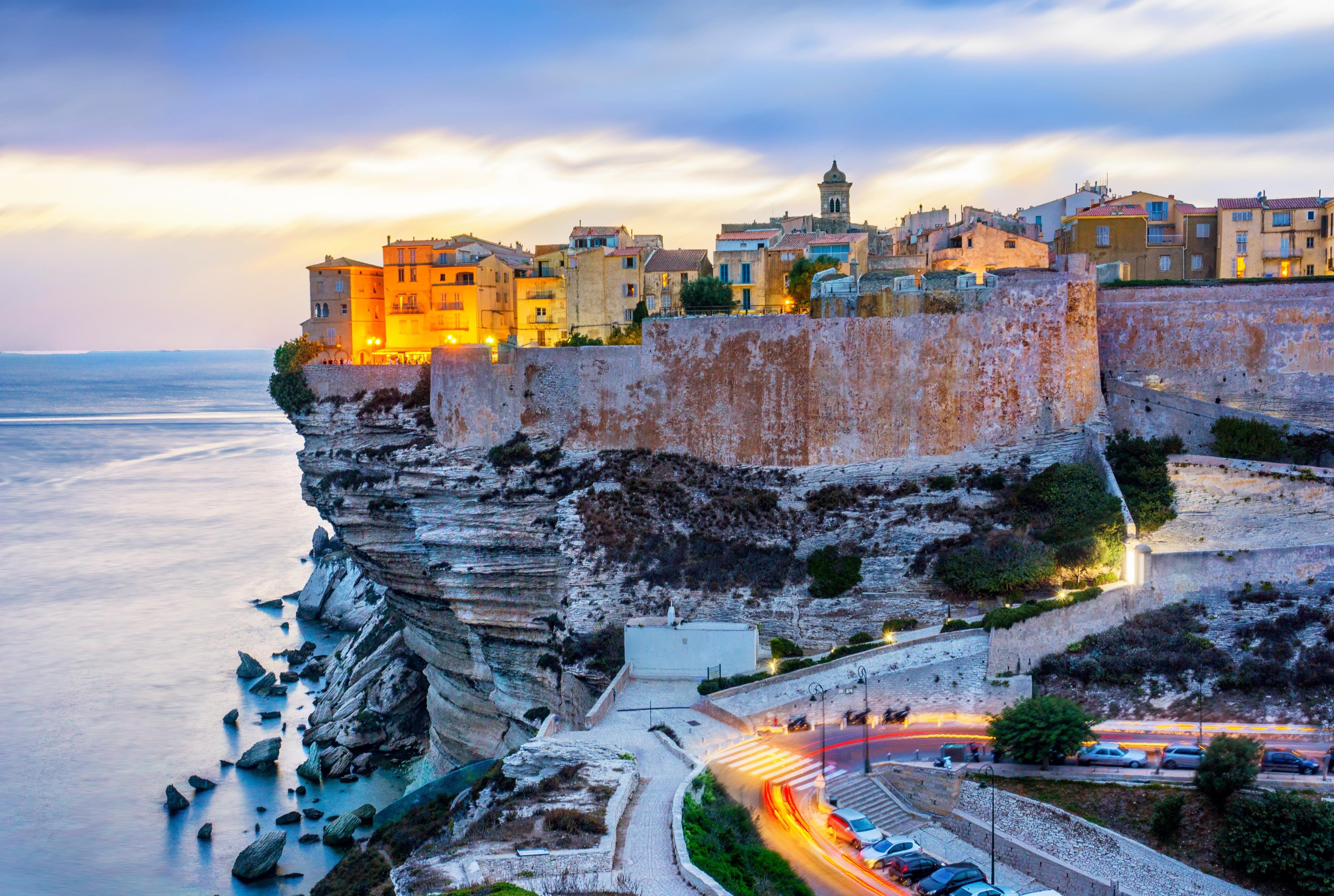 Bonifacio (Korzika): Sredozemski biser, ki ga je vredno obiskati, preden ga odkrijejo mase turistov