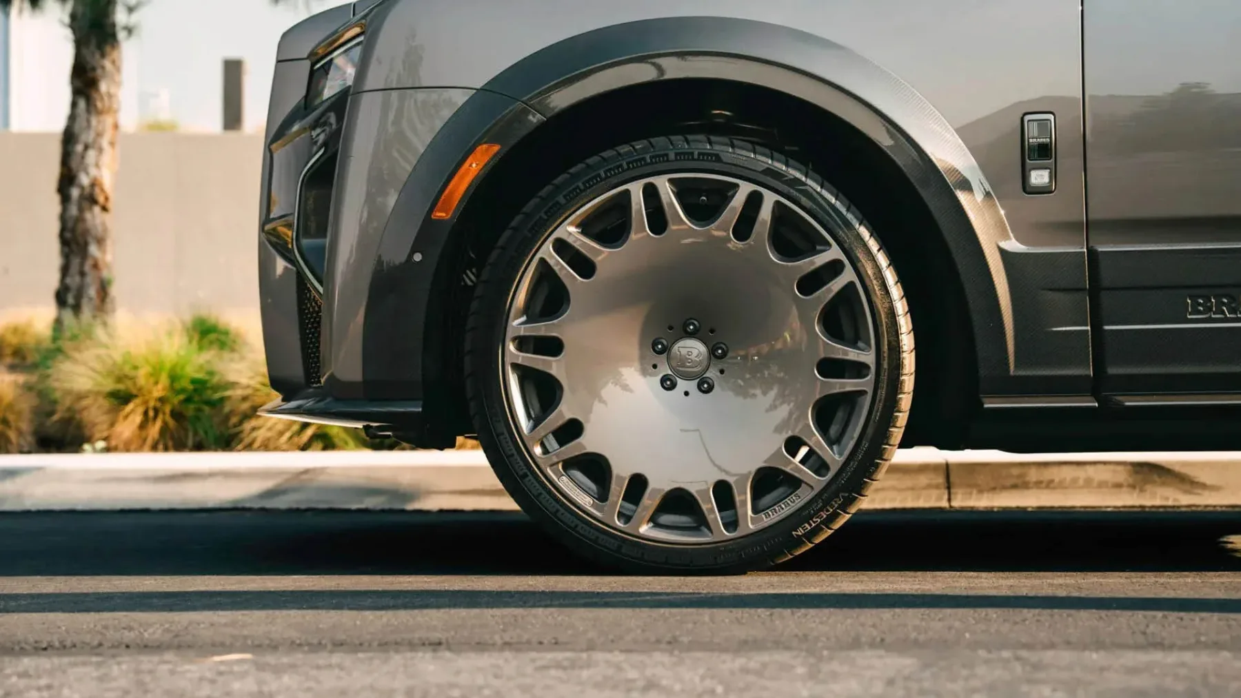 BRABUS 700 (Rolls‑Royce Cullinan Series II): karbonski tuxedo, 700 konjev in 24-palčni ego