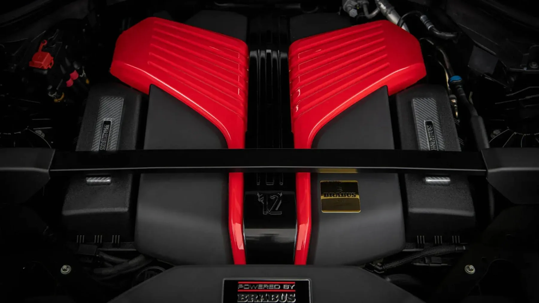 BRABUS 700 (Rolls‑Royce Cullinan Series II): karbonski tuxedo, 700 konjev in 24-palčni ego
