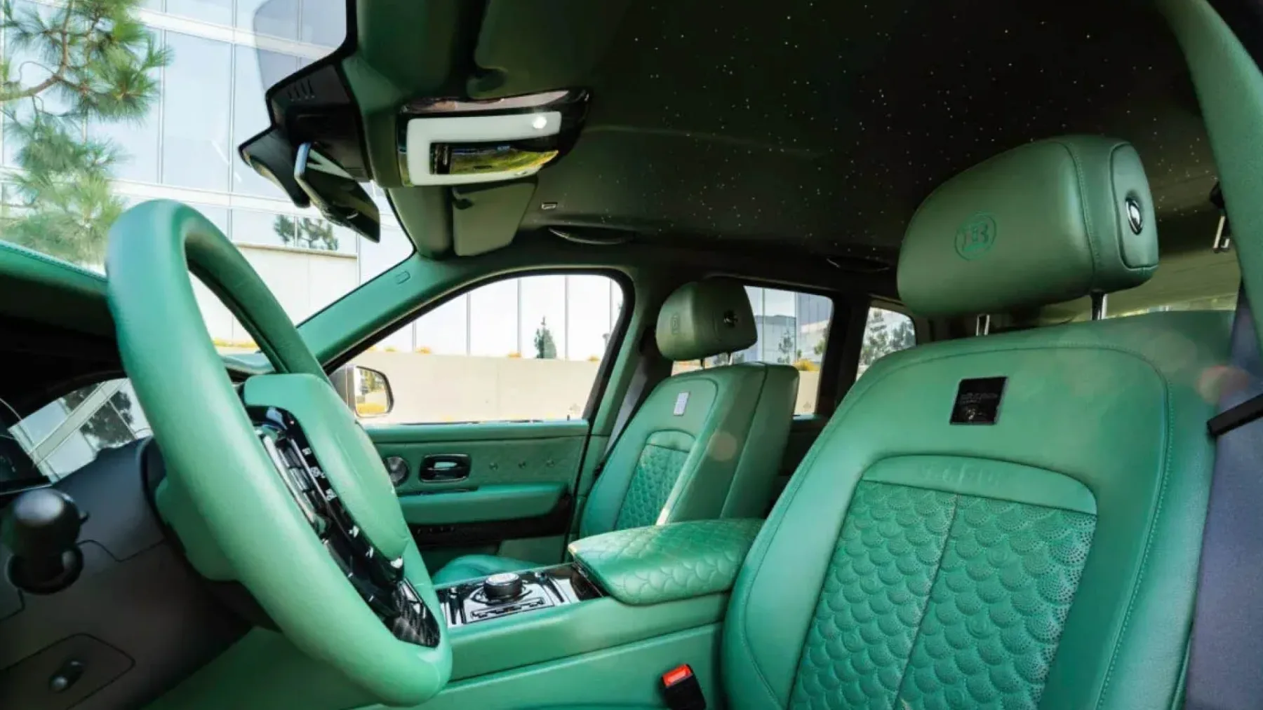 BRABUS 700 (Rolls‑Royce Cullinan Series II): karbonski tuxedo, 700 konjev in 24-palčni ego