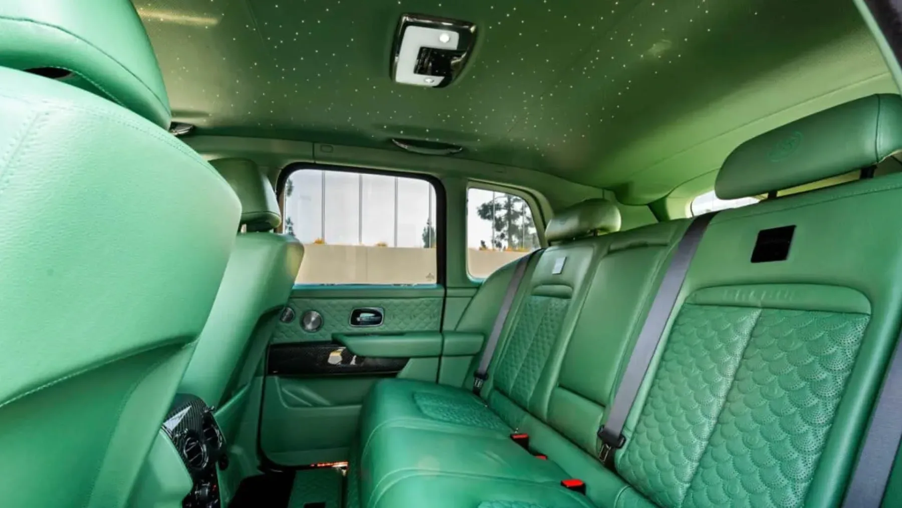 BRABUS 700 (Rolls‑Royce Cullinan Series II): karbonski tuxedo, 700 konjev in 24-palčni ego