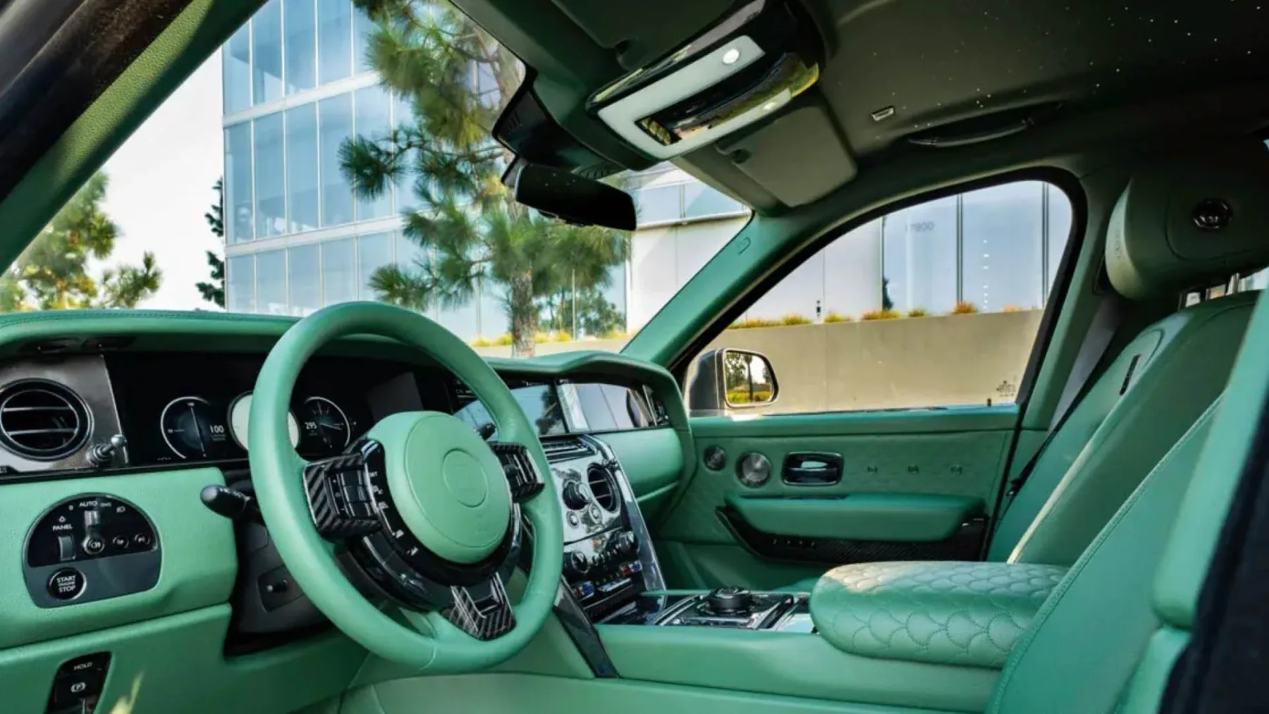 BRABUS 700 (Rolls‑Royce Cullinan Series II): karbonski tuxedo, 700 konjev in 24-palčni ego