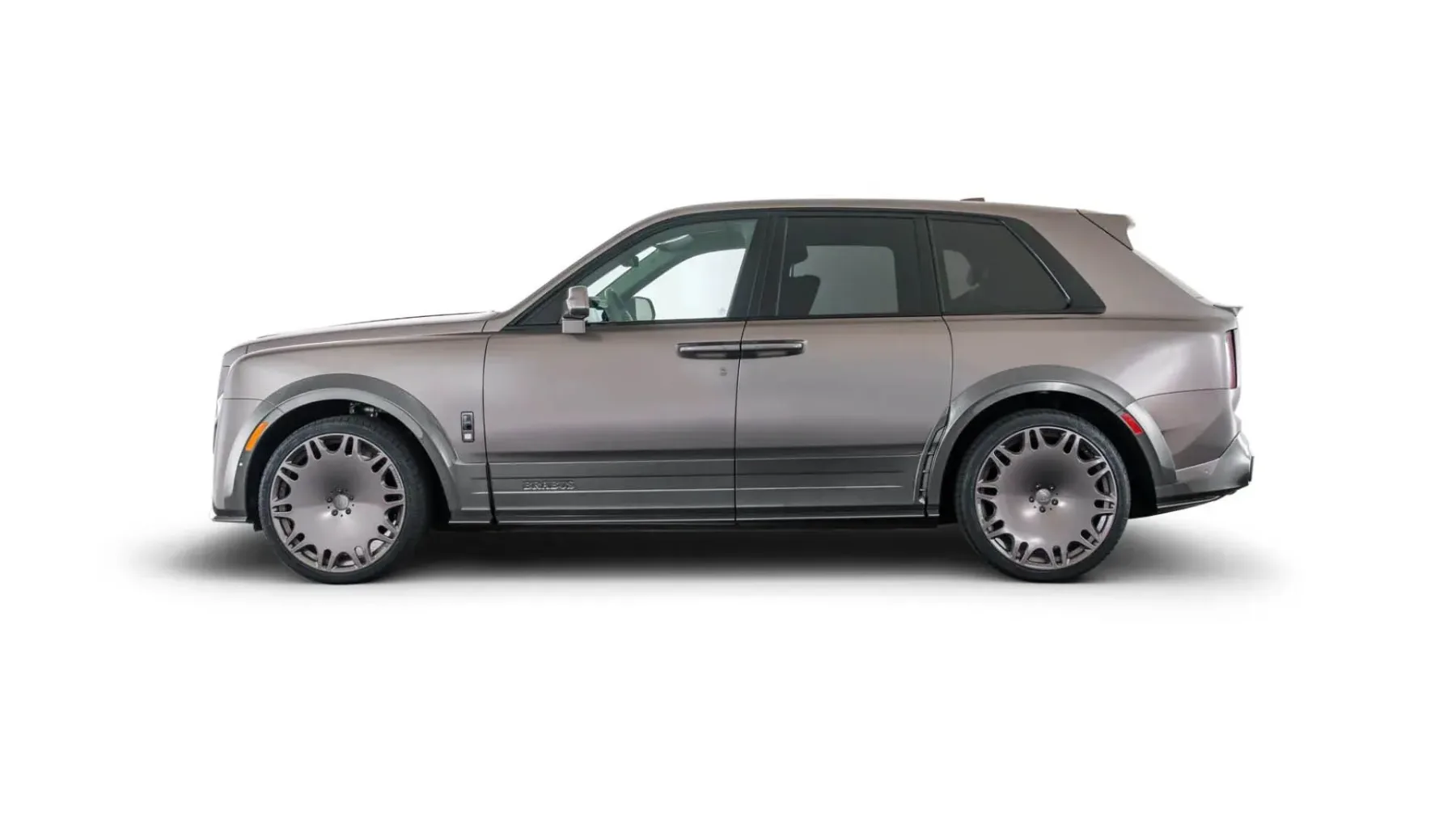 BRABUS 700 (Rolls‑Royce Cullinan Series II): karbonski tuxedo, 700 konjev in 24-palčni ego