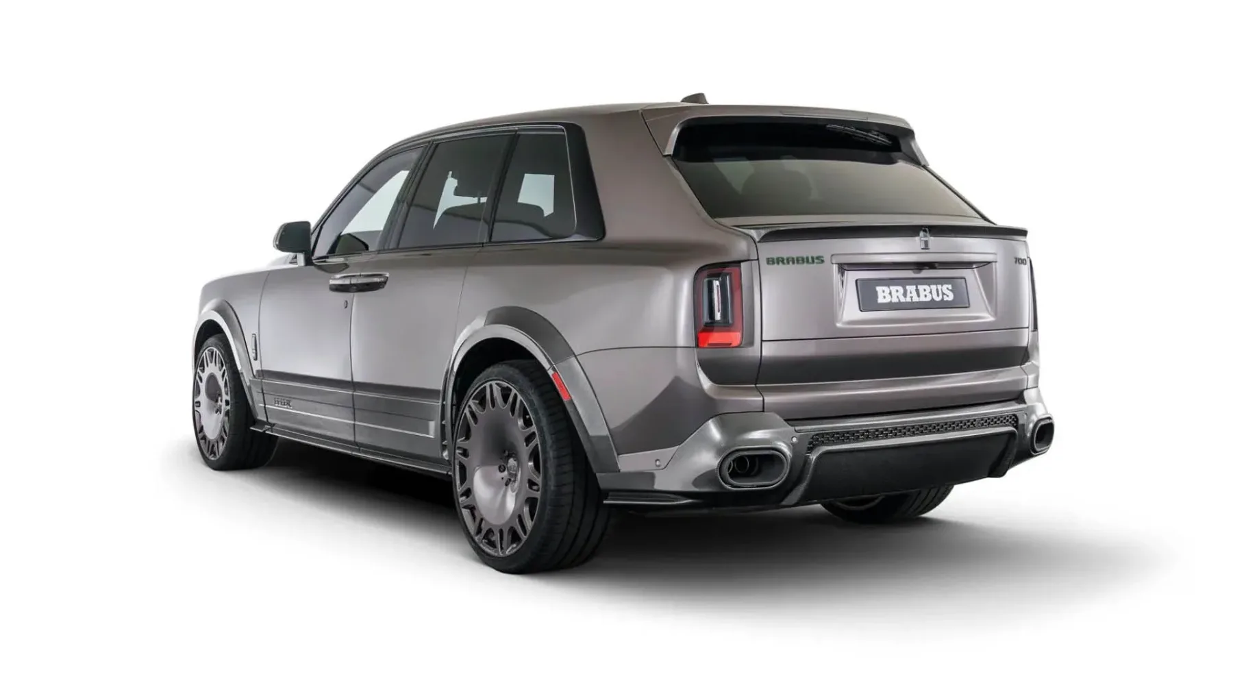 BRABUS 700 (Rolls‑Royce Cullinan Series II): karbonski tuxedo, 700 konjev in 24-palčni ego