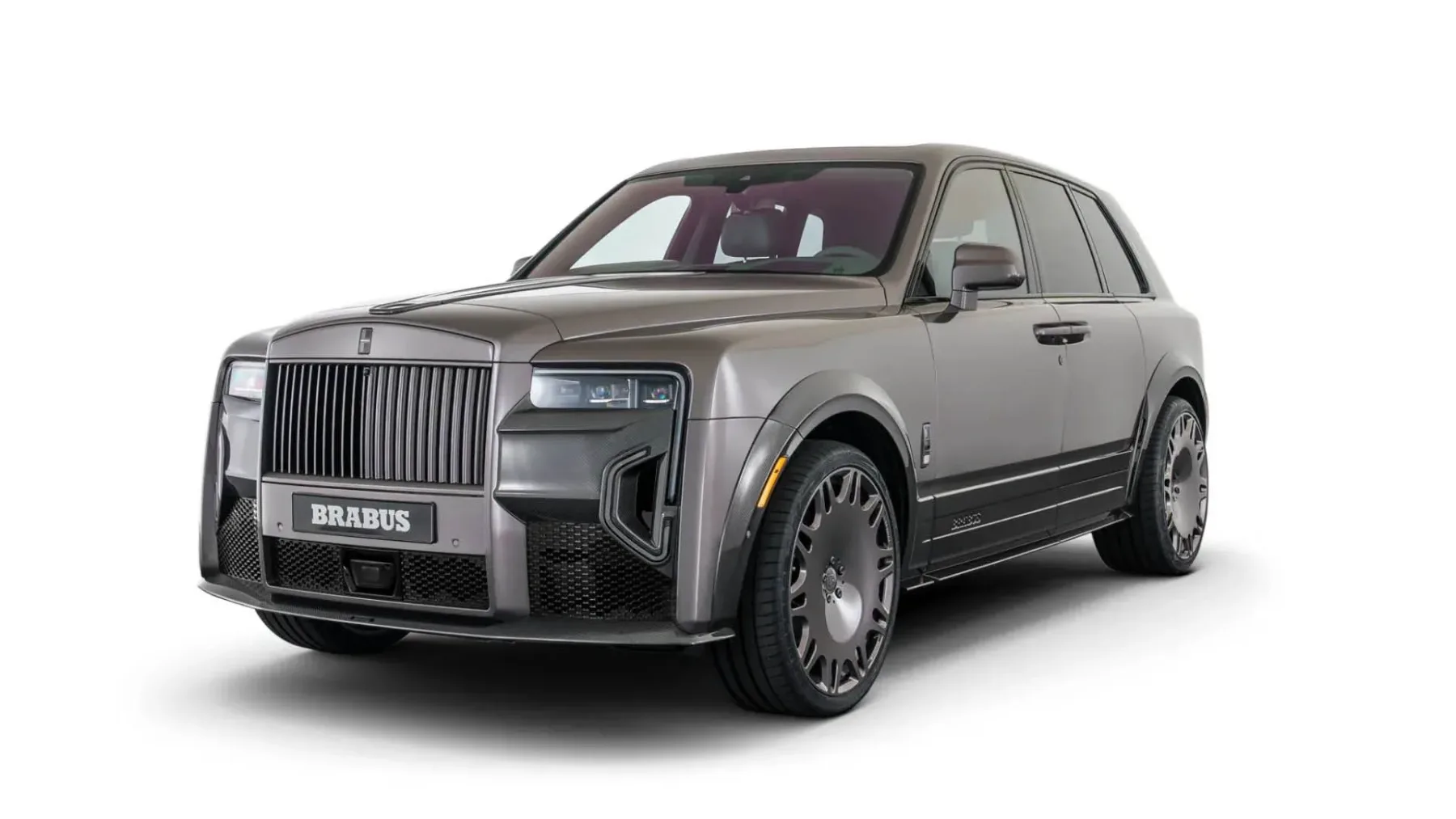 BRABUS 700 (Rolls‑Royce Cullinan Series II): karbonski tuxedo, 700 konjev in 24-palčni ego