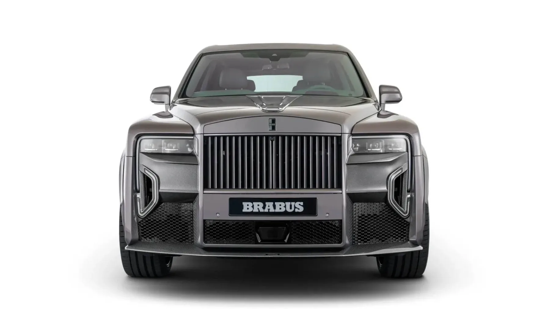 BRABUS 700 (Rolls‑Royce Cullinan Series II): karbonski tuxedo, 700 konjev in 24-palčni ego