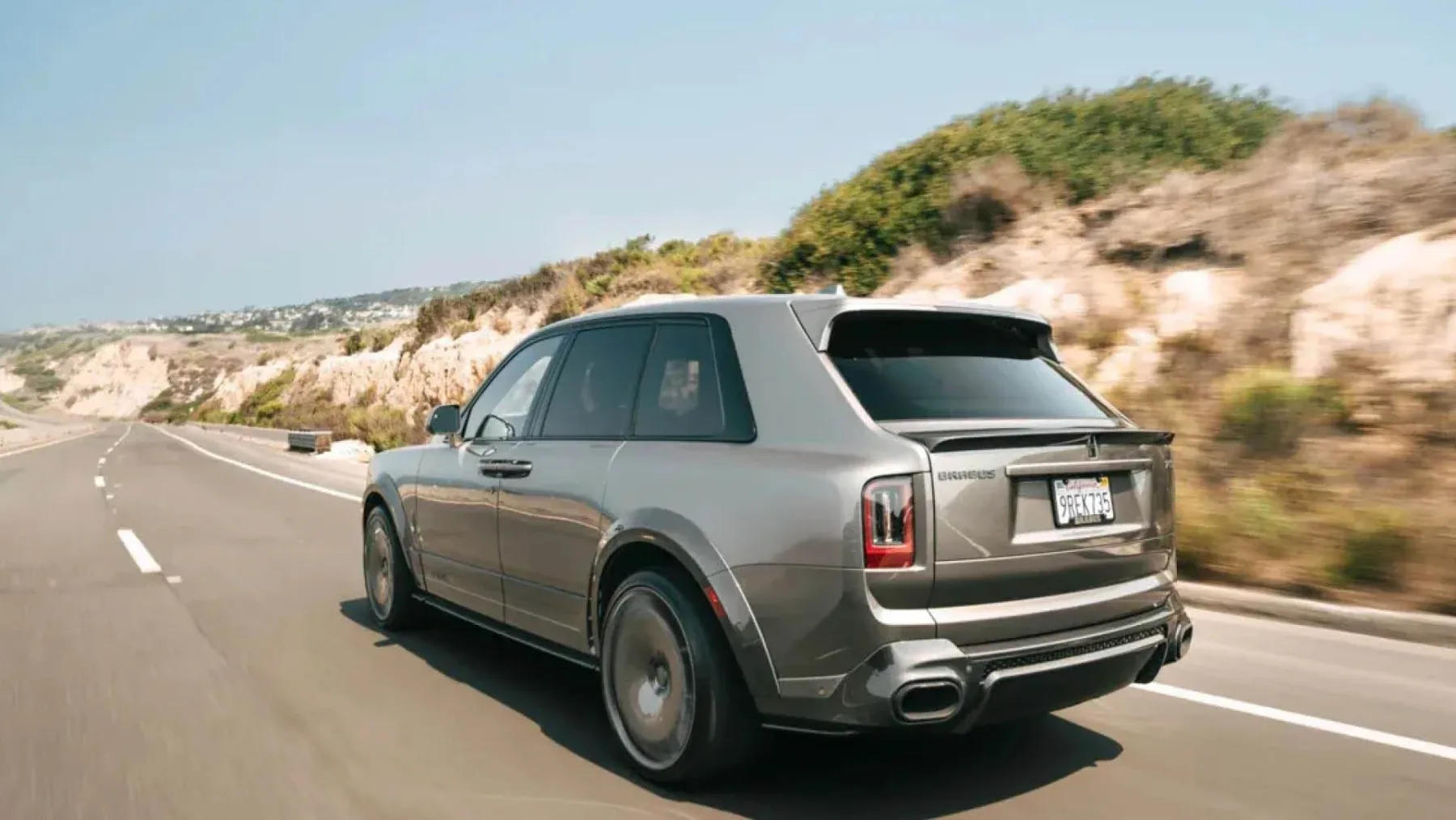 BRABUS 700 (Rolls‑Royce Cullinan Series II): karbonski tuxedo, 700 konjev in 24-palčni ego