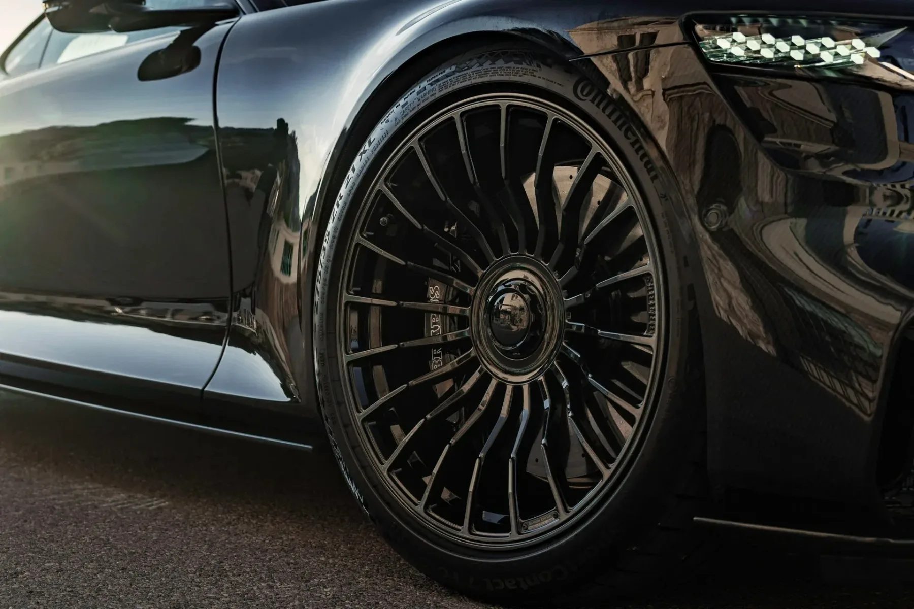 Brabus Bodo: Karbonska pošast z V12 motorjem in 1.000 konji, ki se norčuje iz hibridov