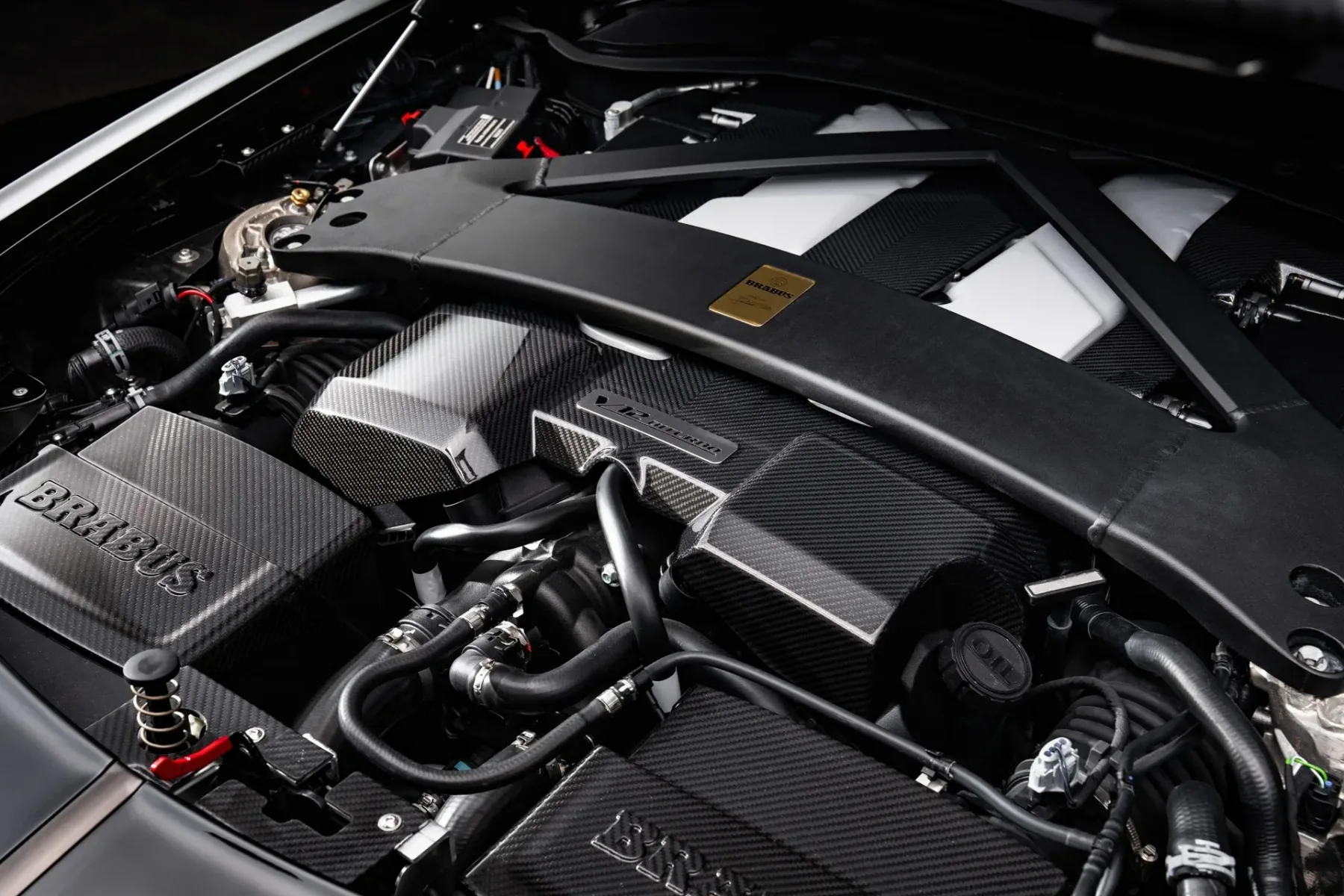 Brabus Bodo: Karbonska pošast z V12 motorjem in 1.000 konji, ki se norčuje iz hibridov