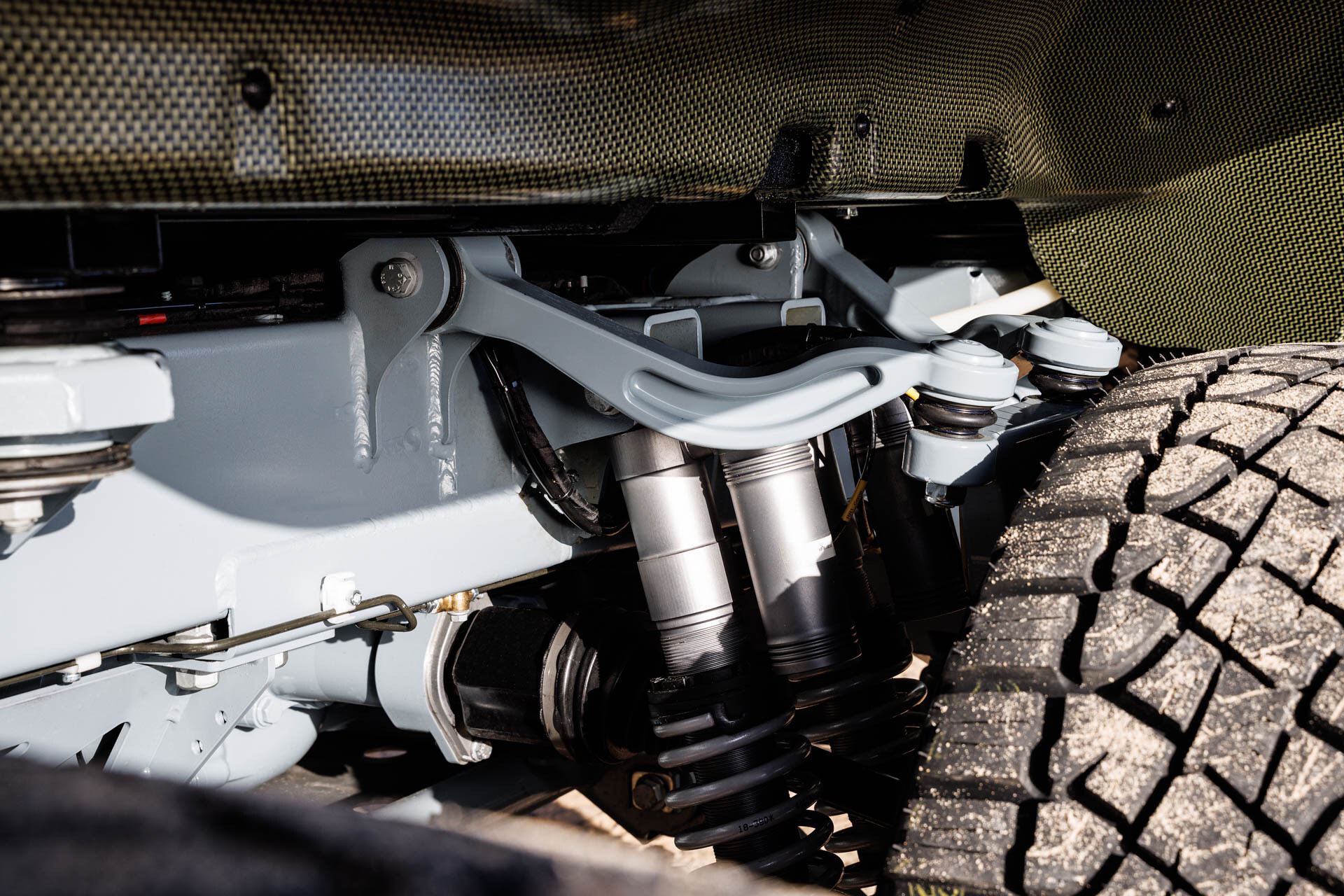 BRABUS XLP 900 6×6 Superblack: Neustavljiva moč in luksuz