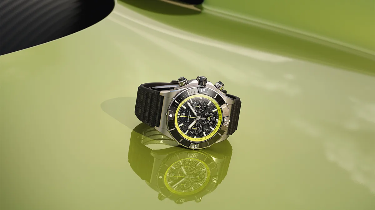 Breitling Super Chronomat x Aston Martin Valhalla: Ekskluzivni časomer za lastnike hibridnega hiperavtomobila