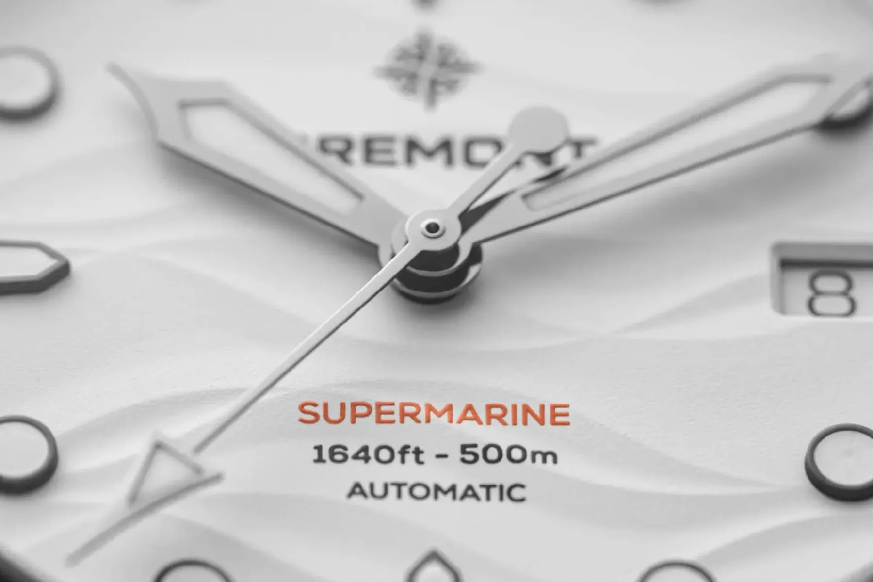 Bremont Supermarine 500m Polar White: ledeno bela z ljubosumno črno luneto in 500 m samozavesti