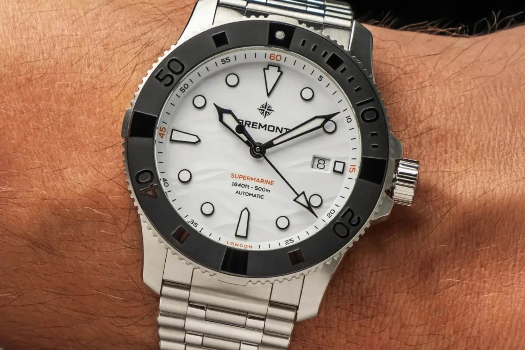 Bremont Supermarine 500m Polar White: ledeno bela z ljubosumno črno luneto in 500 m samozavesti