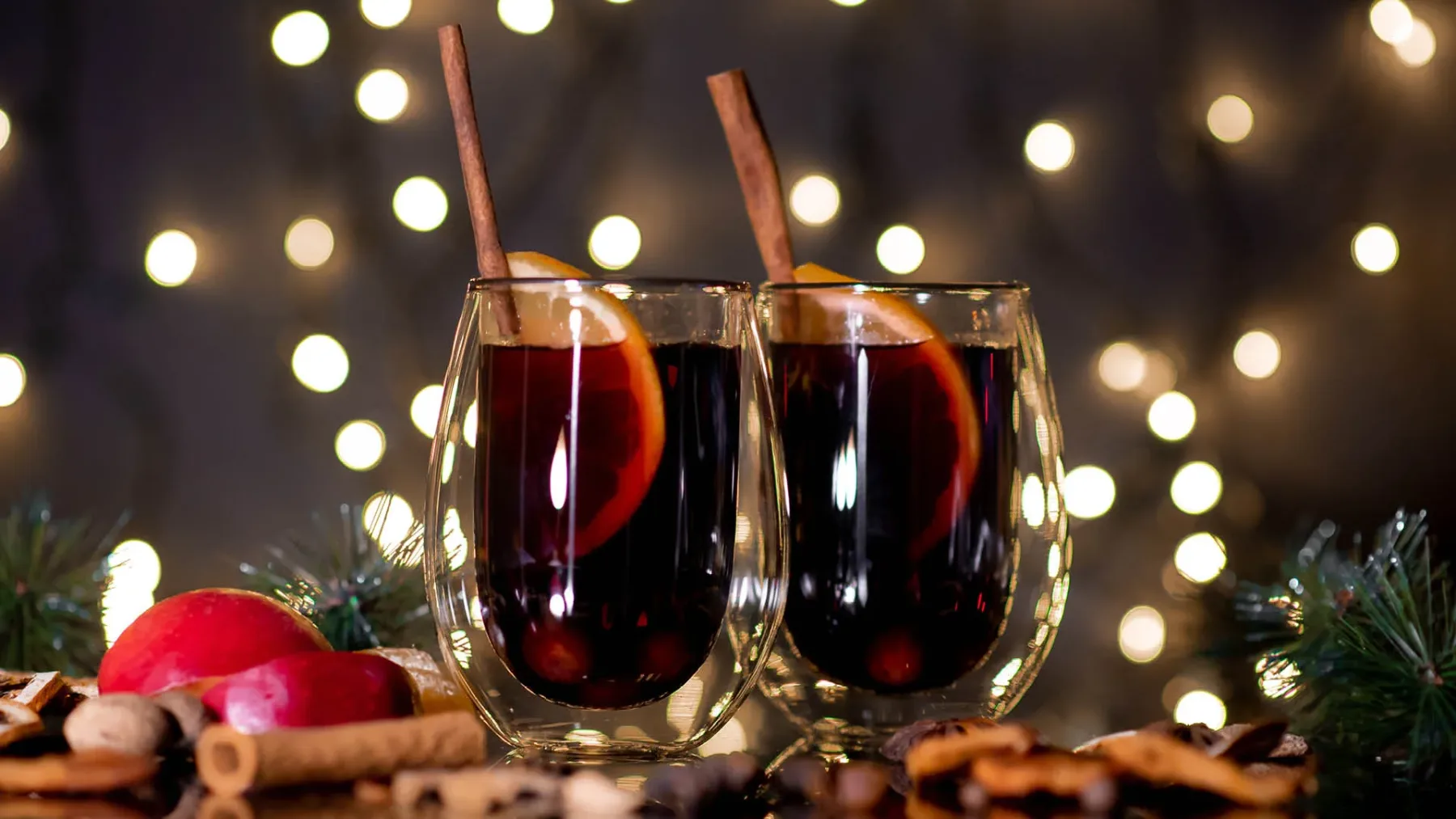 Brezalkoholno kuhano vino je novi decembrski hit: trend “sober partyjev” ima zdaj svoj praznični napitek
