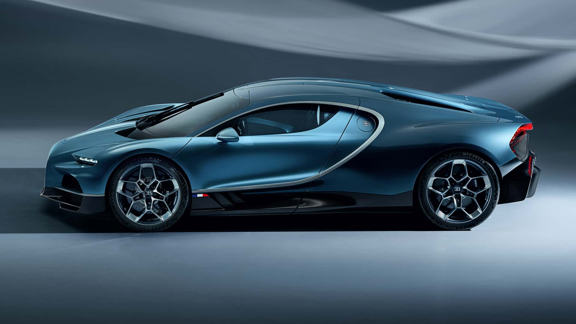 Bugatti Tourbillon 2026 – popoln avtomobilski prestiž za milijonarje je poseben kot umetniška slika