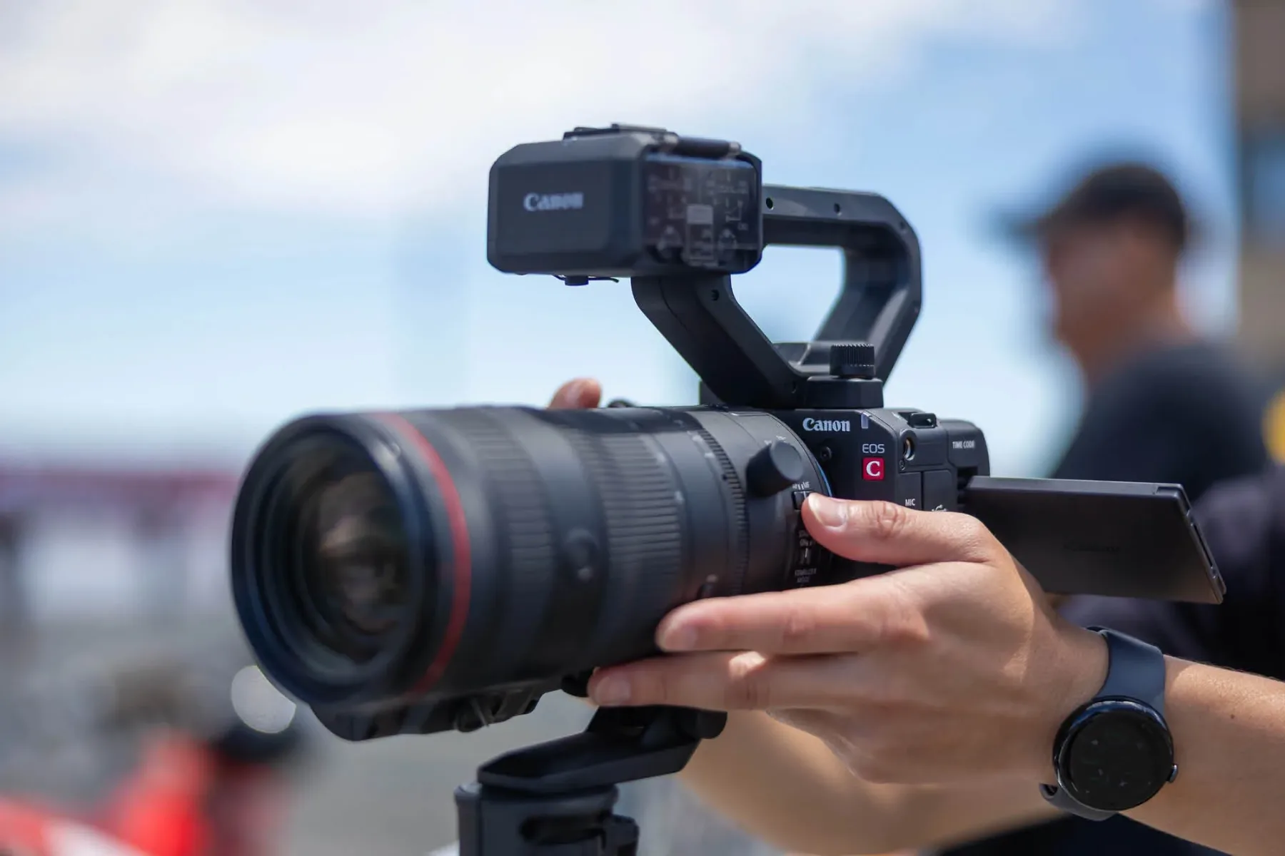 Canon EOS C50: Najkompaktnejša filmska kamera Canon, ki pretresa profesionalni video svet