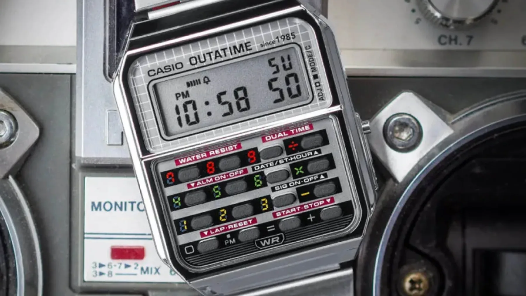 Casio x Back to the Future: ura, ki diši po bencinu, VHS kasetah in 80. letih